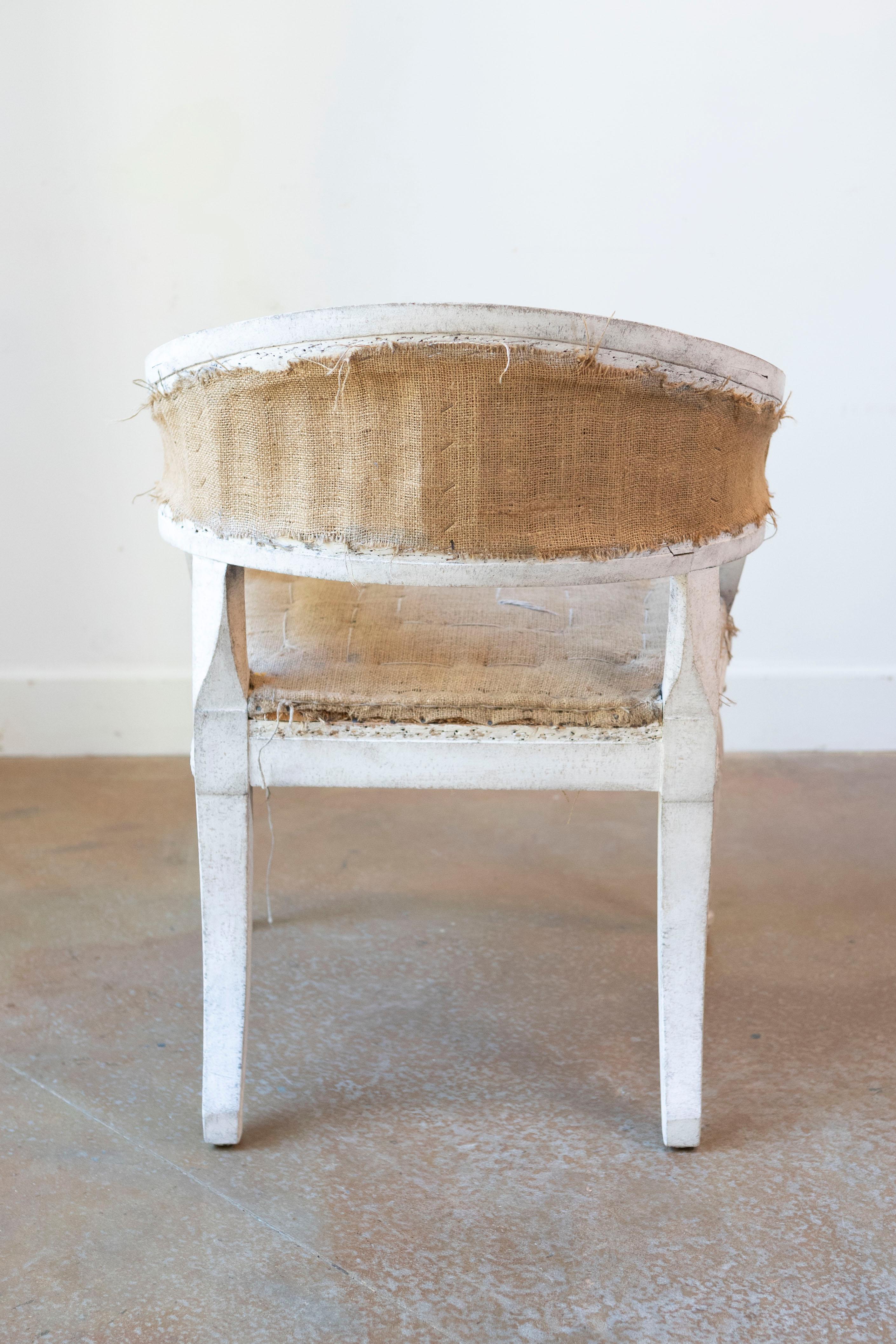 Paar schwedische bemalte Wannenstühle im Gustavianischen Stil mit geschnitzten Campanula-Friesen (Holz) im Angebot