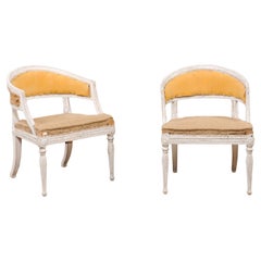 Paire de chaises tubulaires peintes de style gustavien suédois avec frises Campanula sculptées