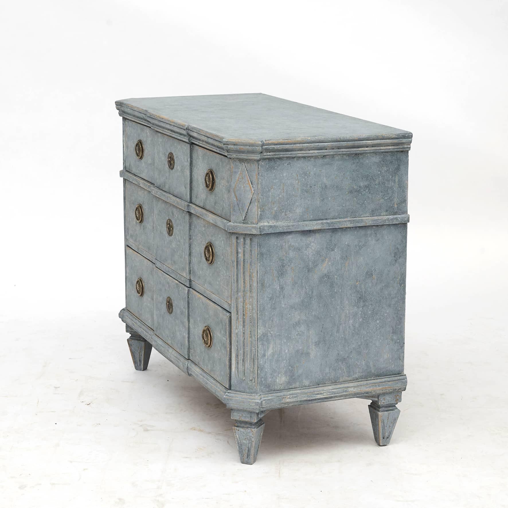 Pair of Swedish Gustavian Style Three-Drawer Chests In Good Condition In Kastrup, DK