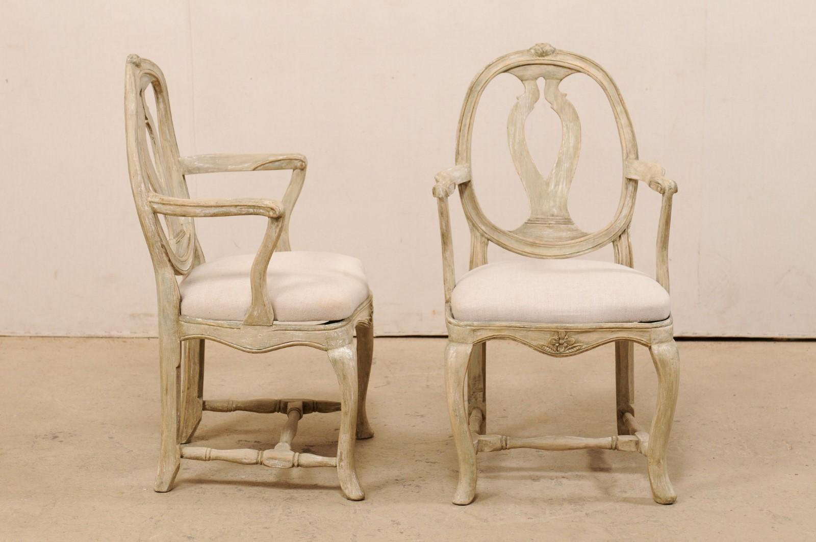Tissu d'ameublement Paire de fauteuils en bois de style gustavien 