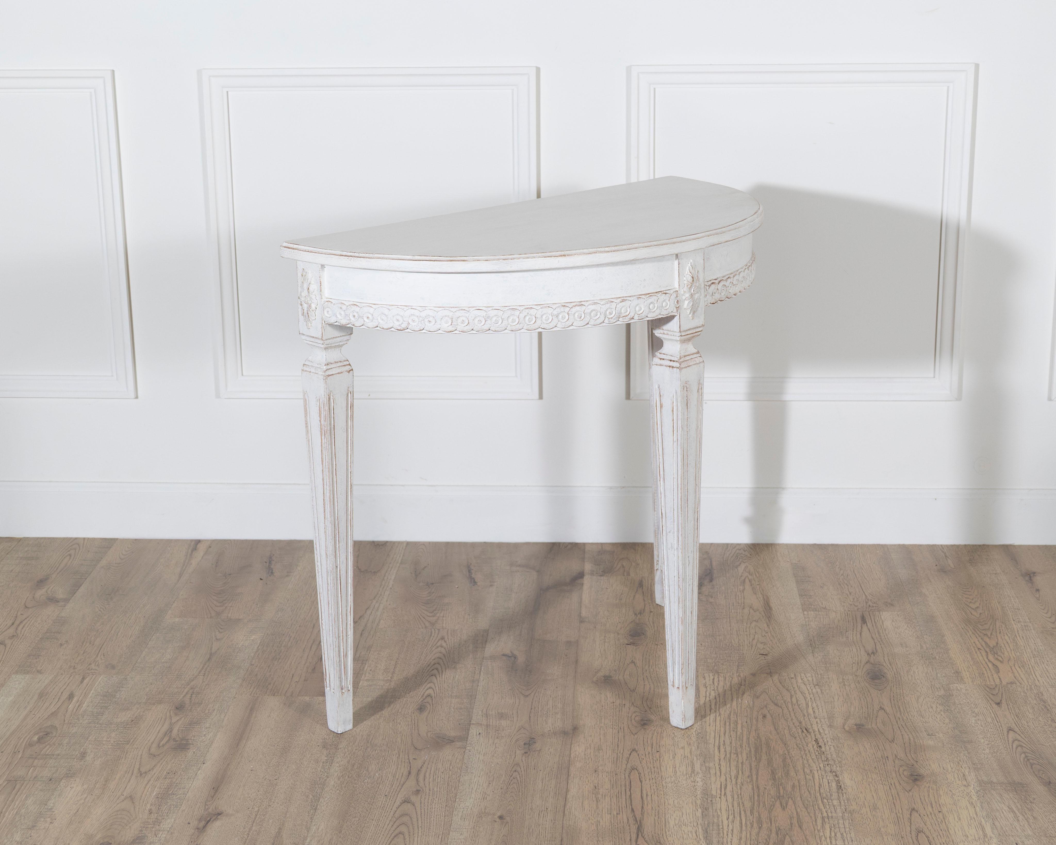 Paire de consoles Demi-Lune suédoises de style Gustavien peintes en blanc, vers 1880 en vente 3