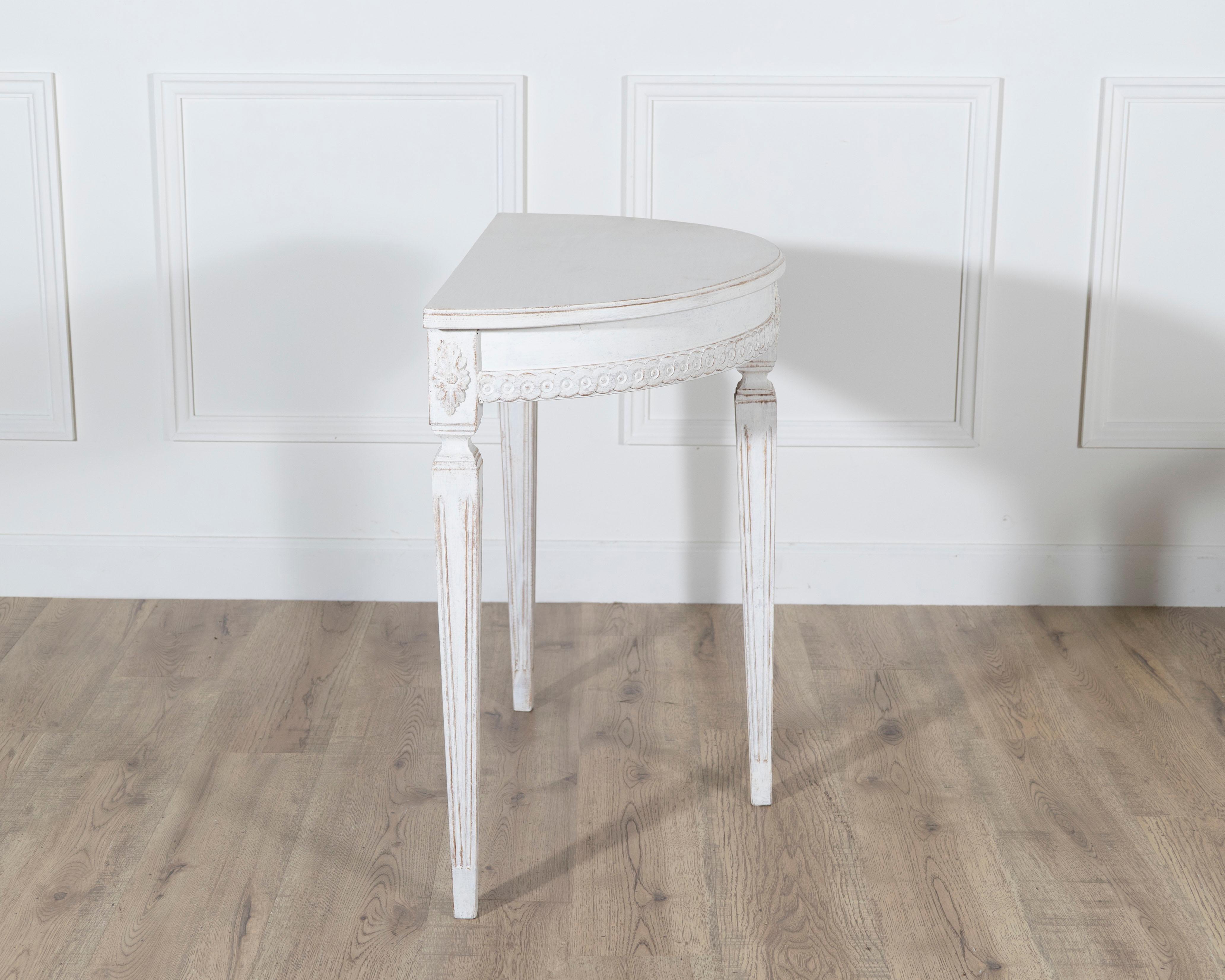 Paire de consoles Demi-Lune suédoises de style Gustavien peintes en blanc, vers 1880 en vente 4