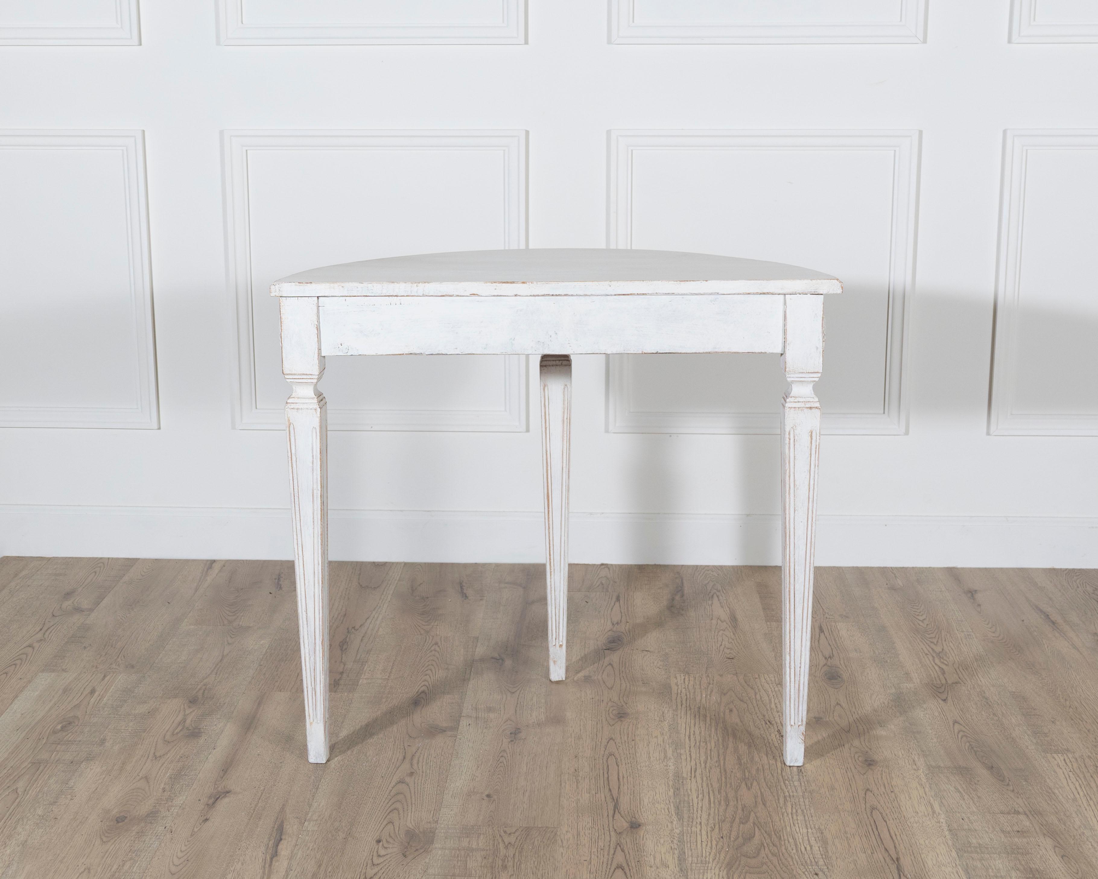 Paire de consoles Demi-Lune suédoises de style Gustavien peintes en blanc, vers 1880 en vente 5