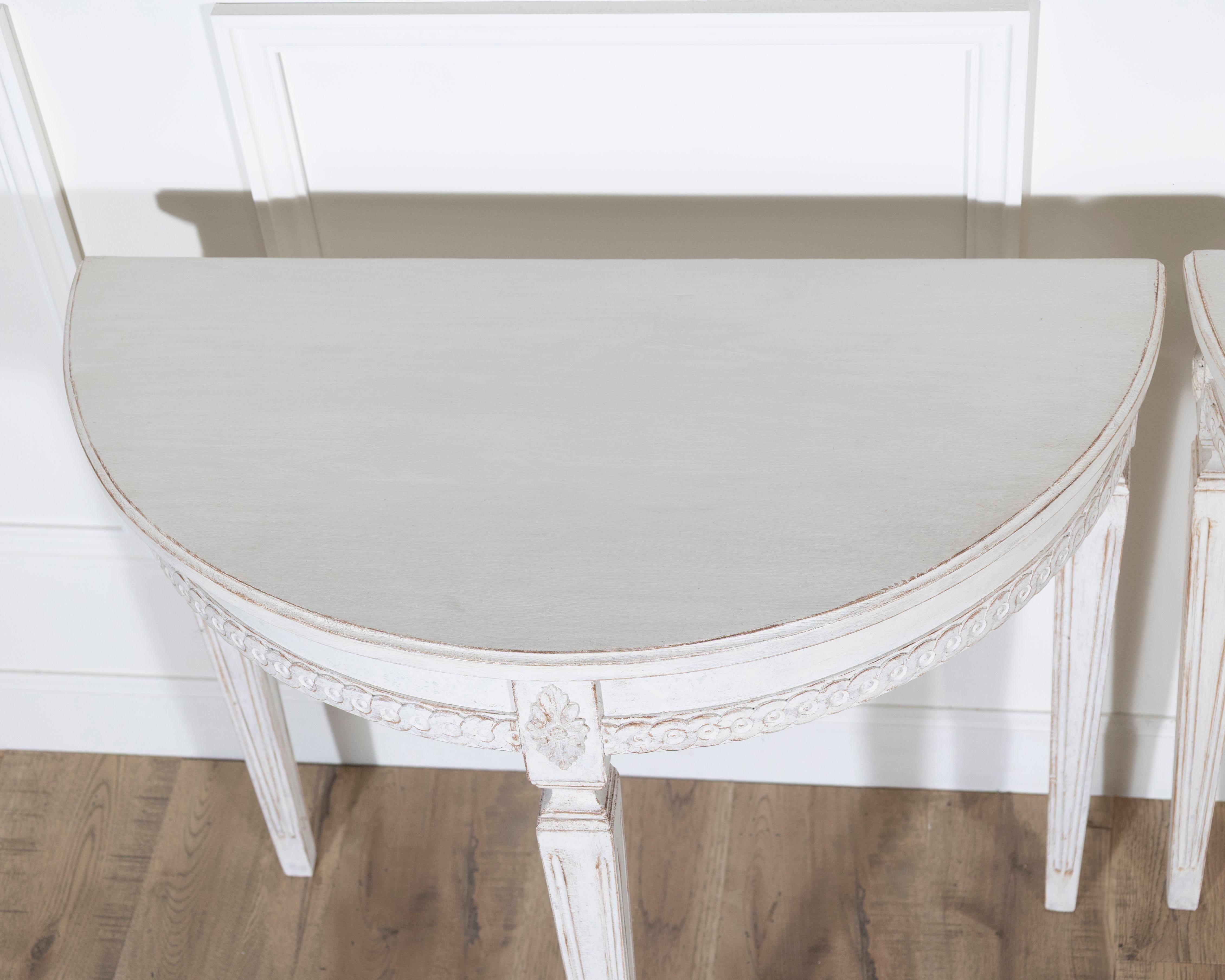 Peint Paire de consoles Demi-Lune suédoises de style Gustavien peintes en blanc, vers 1880 en vente