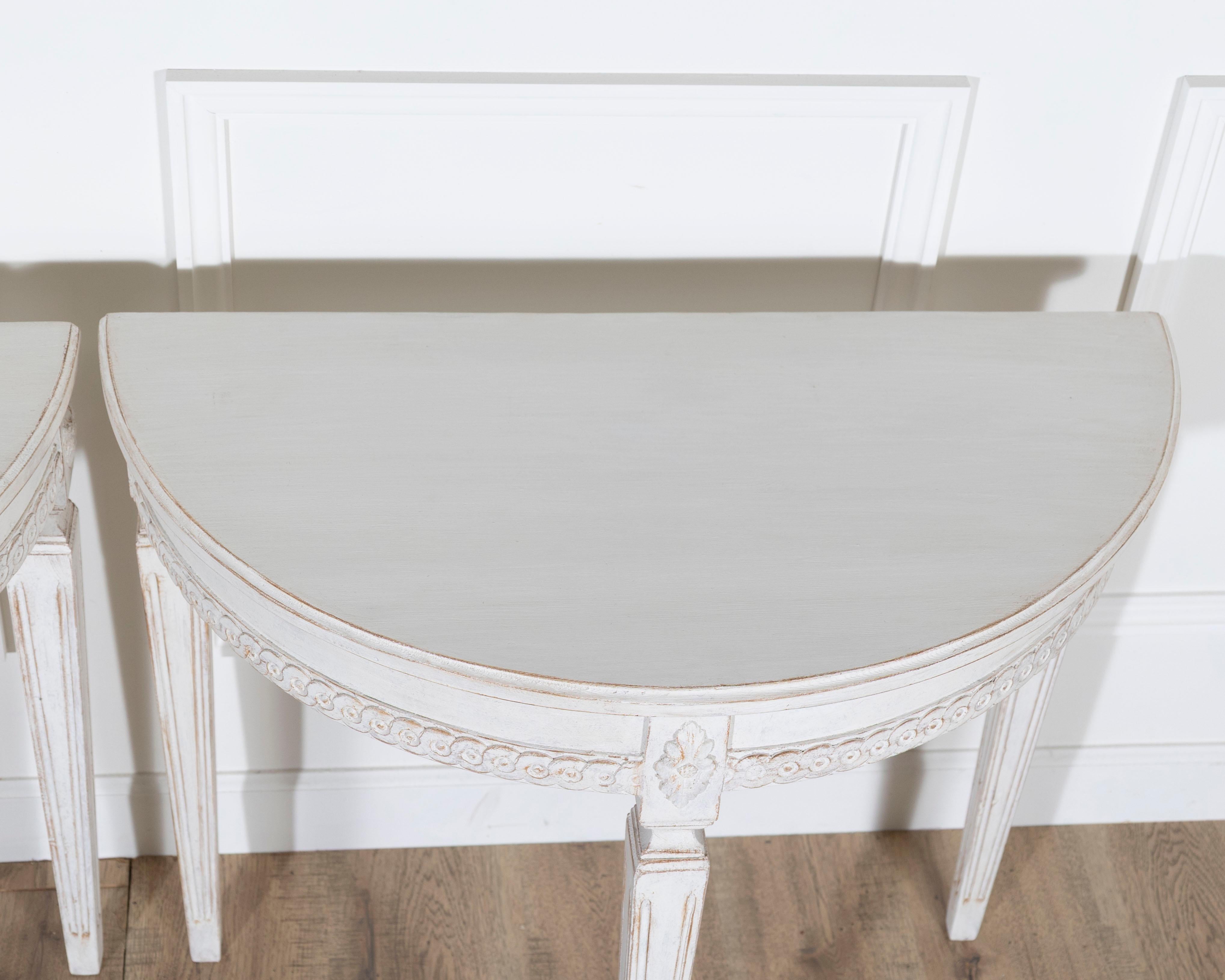 Paire de consoles Demi-Lune suédoises de style Gustavien peintes en blanc, vers 1880 Bon état - En vente à Atlanta, GA
