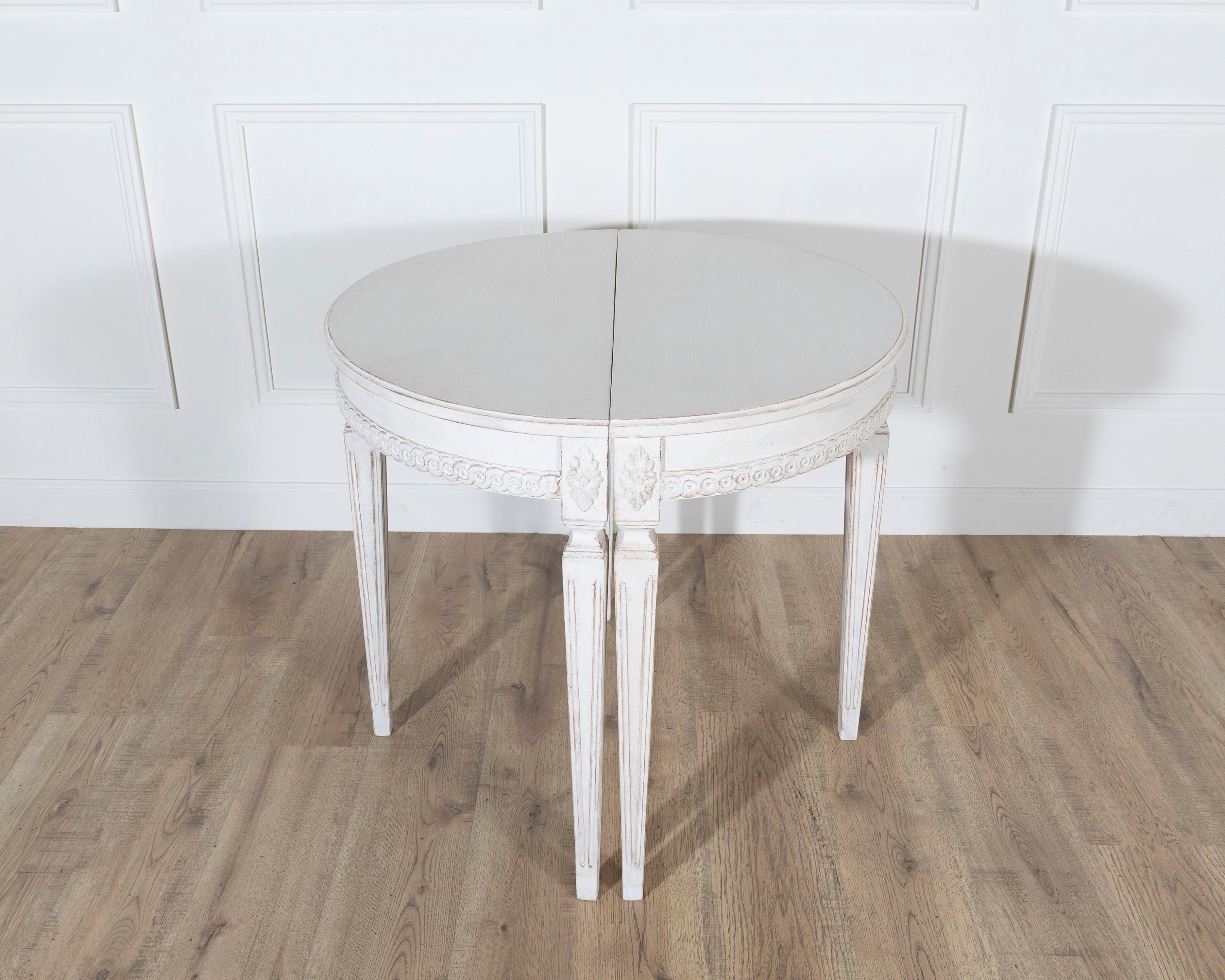 XIXe siècle Paire de consoles Demi-Lune suédoises de style Gustavien peintes en blanc, vers 1880 en vente