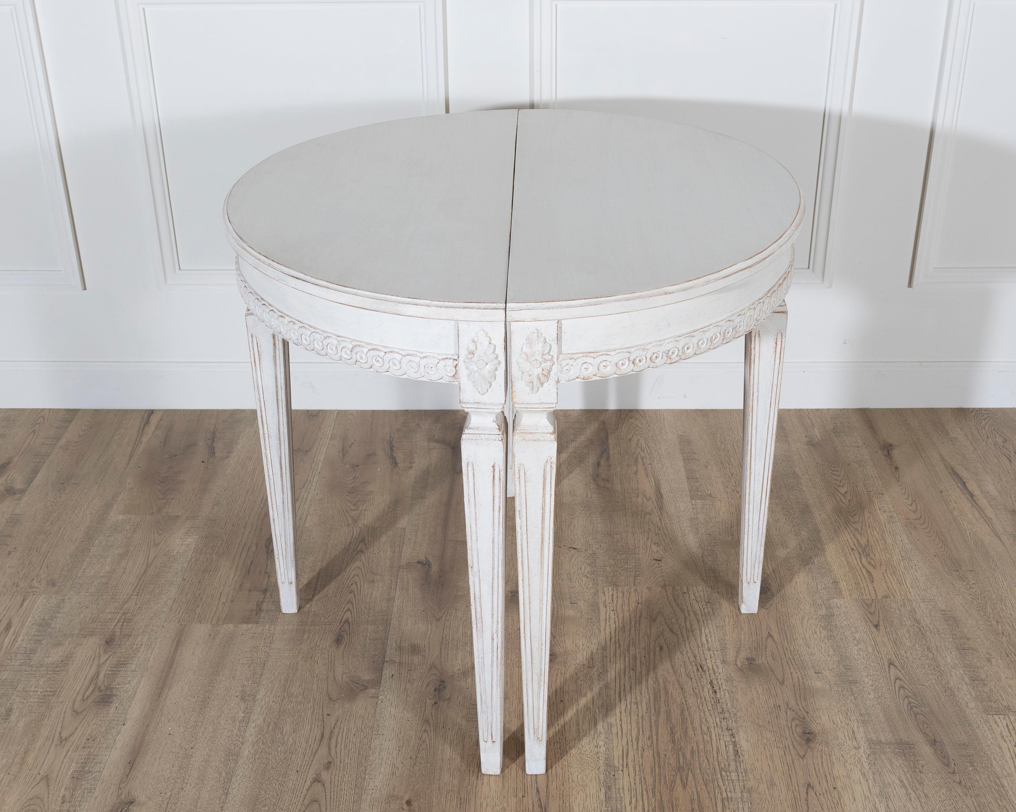 Bois Paire de consoles Demi-Lune suédoises de style Gustavien peintes en blanc, vers 1880 en vente