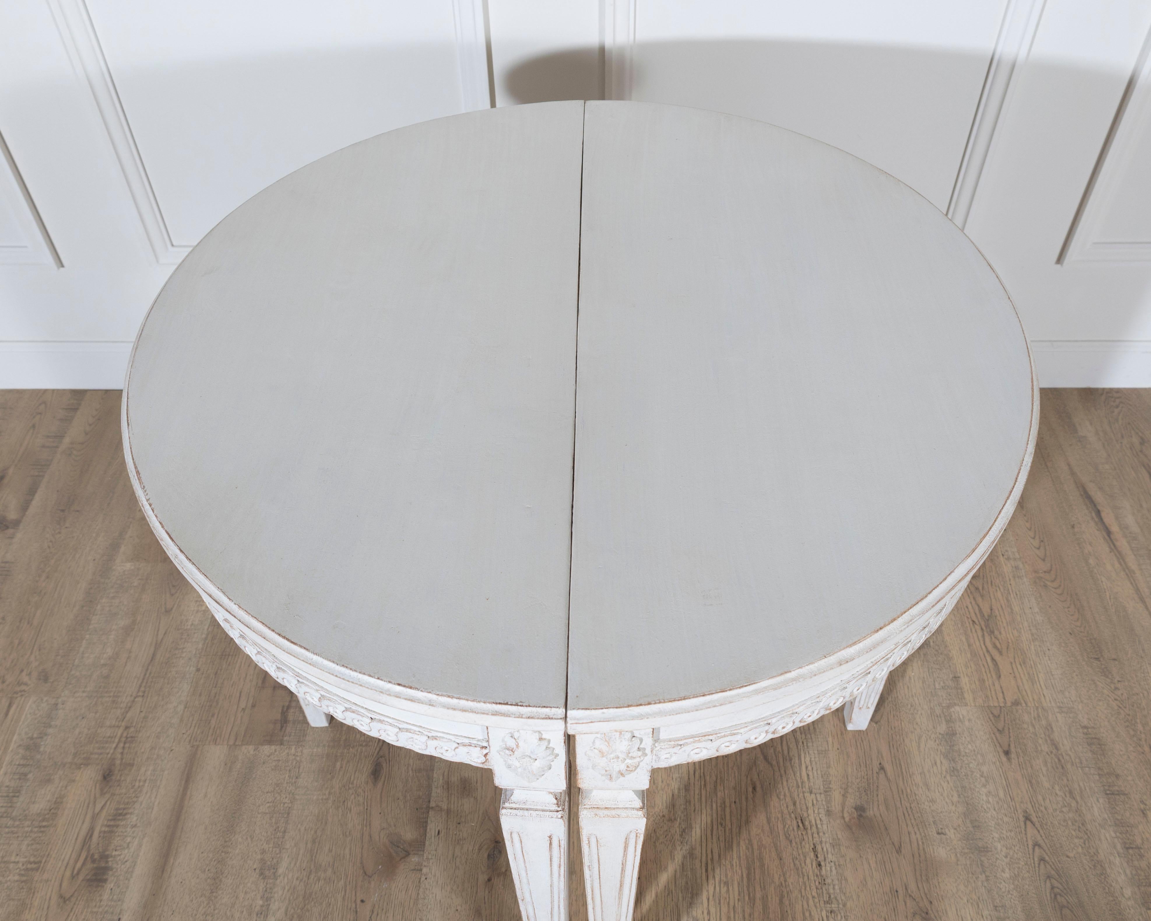 Paire de consoles Demi-Lune suédoises de style Gustavien peintes en blanc, vers 1880 en vente 1