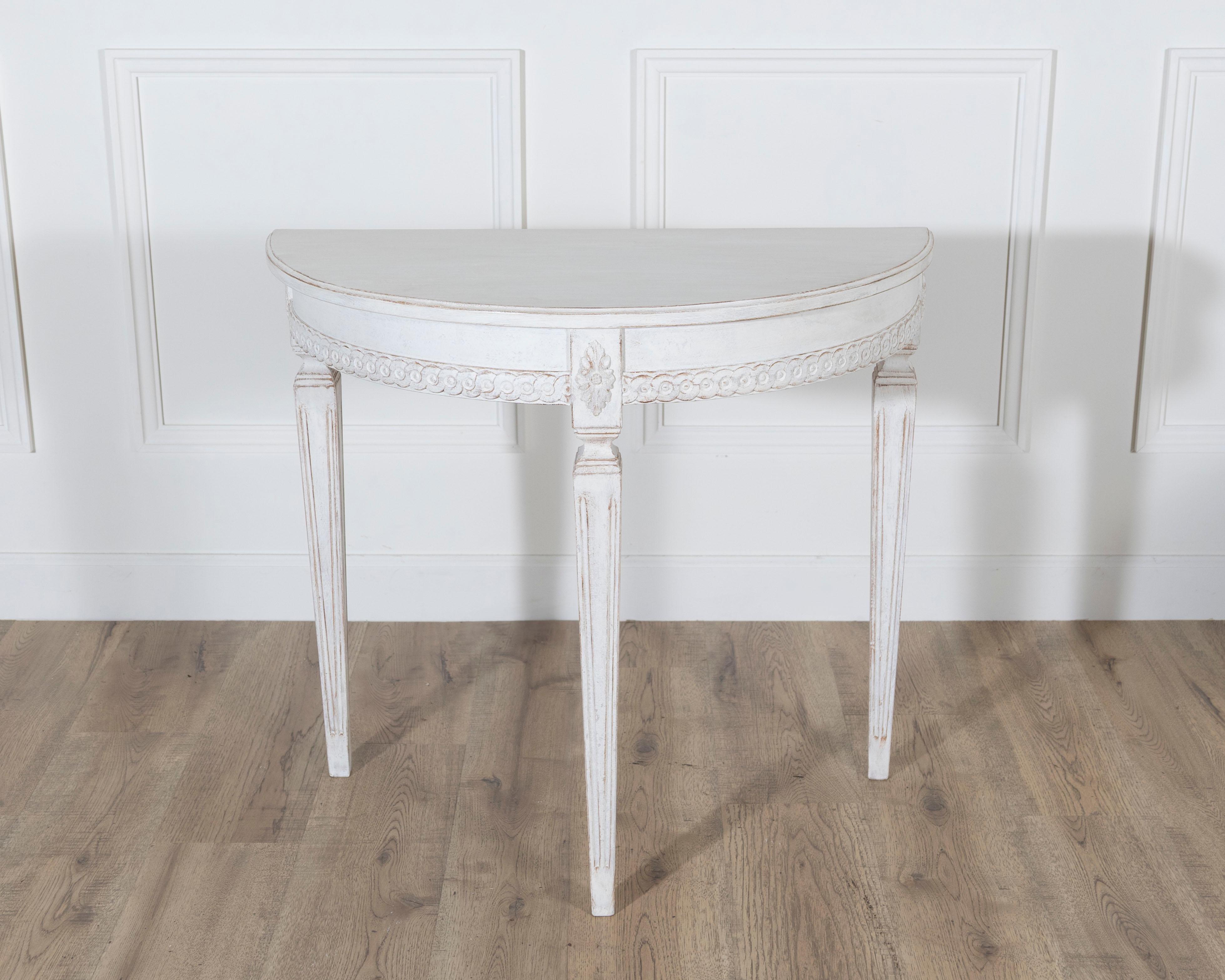 Paire de consoles Demi-Lune suédoises de style Gustavien peintes en blanc, vers 1880 en vente 2
