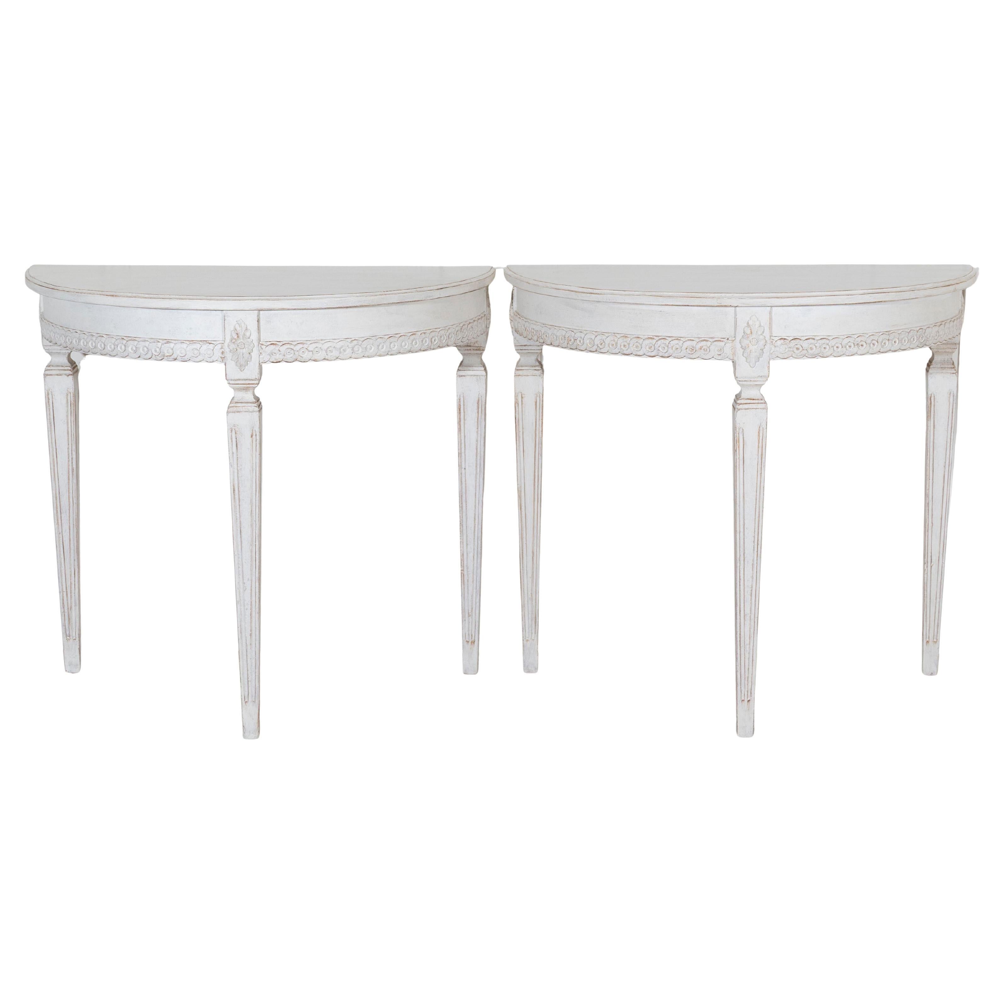 Paire de consoles Demi-Lune suédoises de style Gustavien peintes en blanc, vers 1880