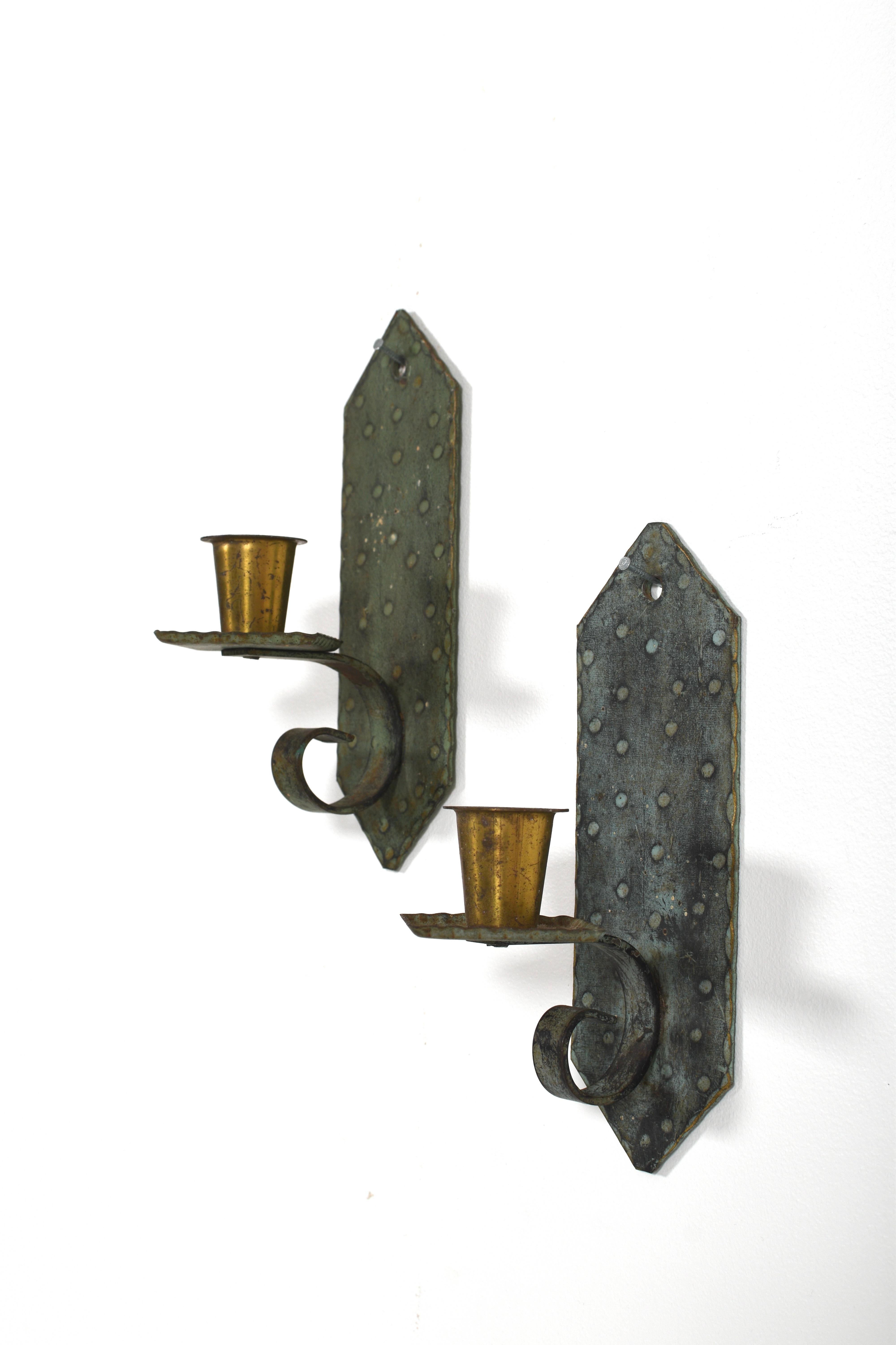 Paar schwedische Kerzenleuchter aus handgehämmertem Kupfer und Messing, 1930er Jahre (Skandinavische Moderne) im Angebot