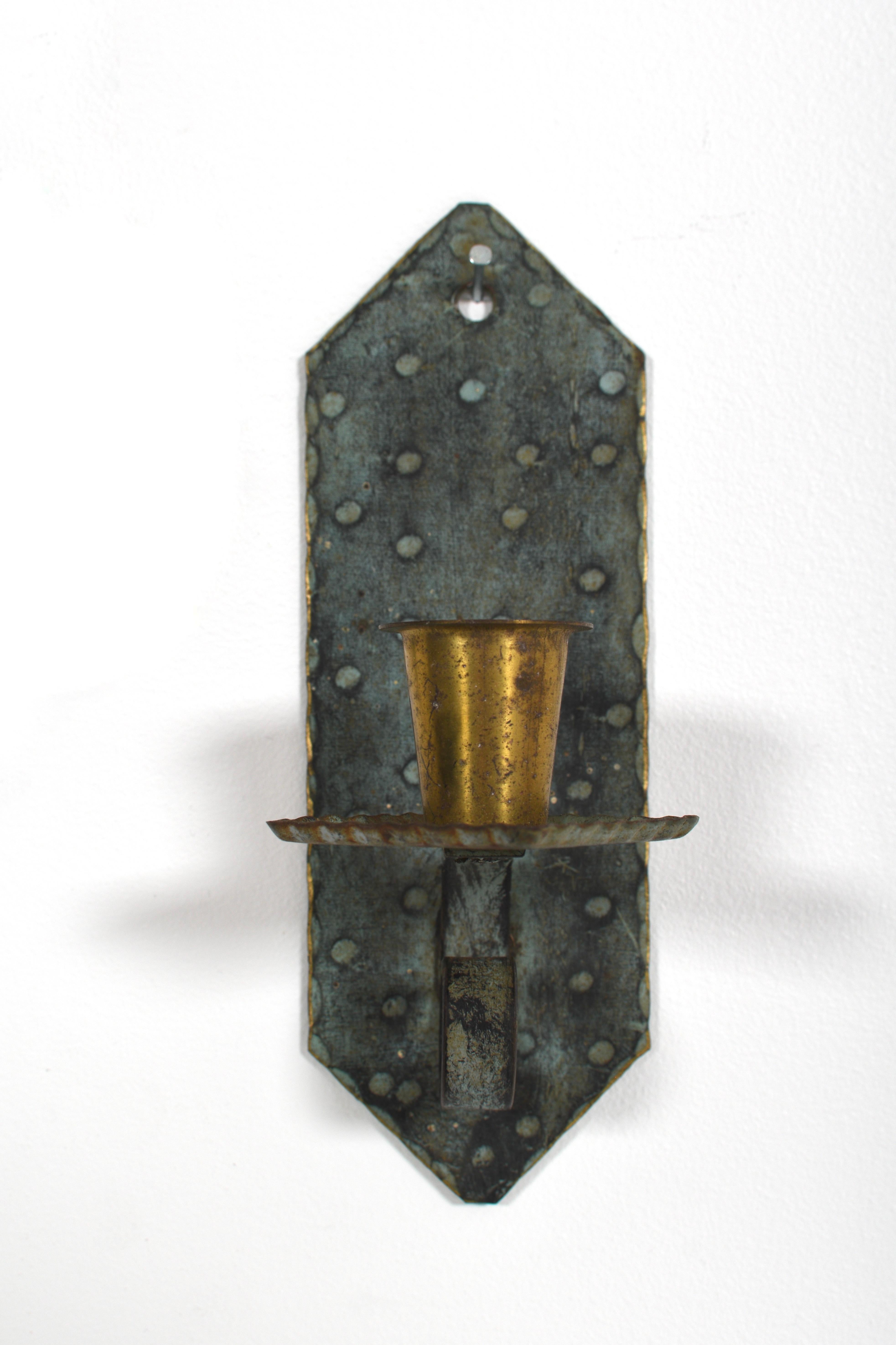 Paar schwedische Kerzenleuchter aus handgehämmertem Kupfer und Messing, 1930er Jahre im Zustand „Gut“ im Angebot in Göteborg, SE