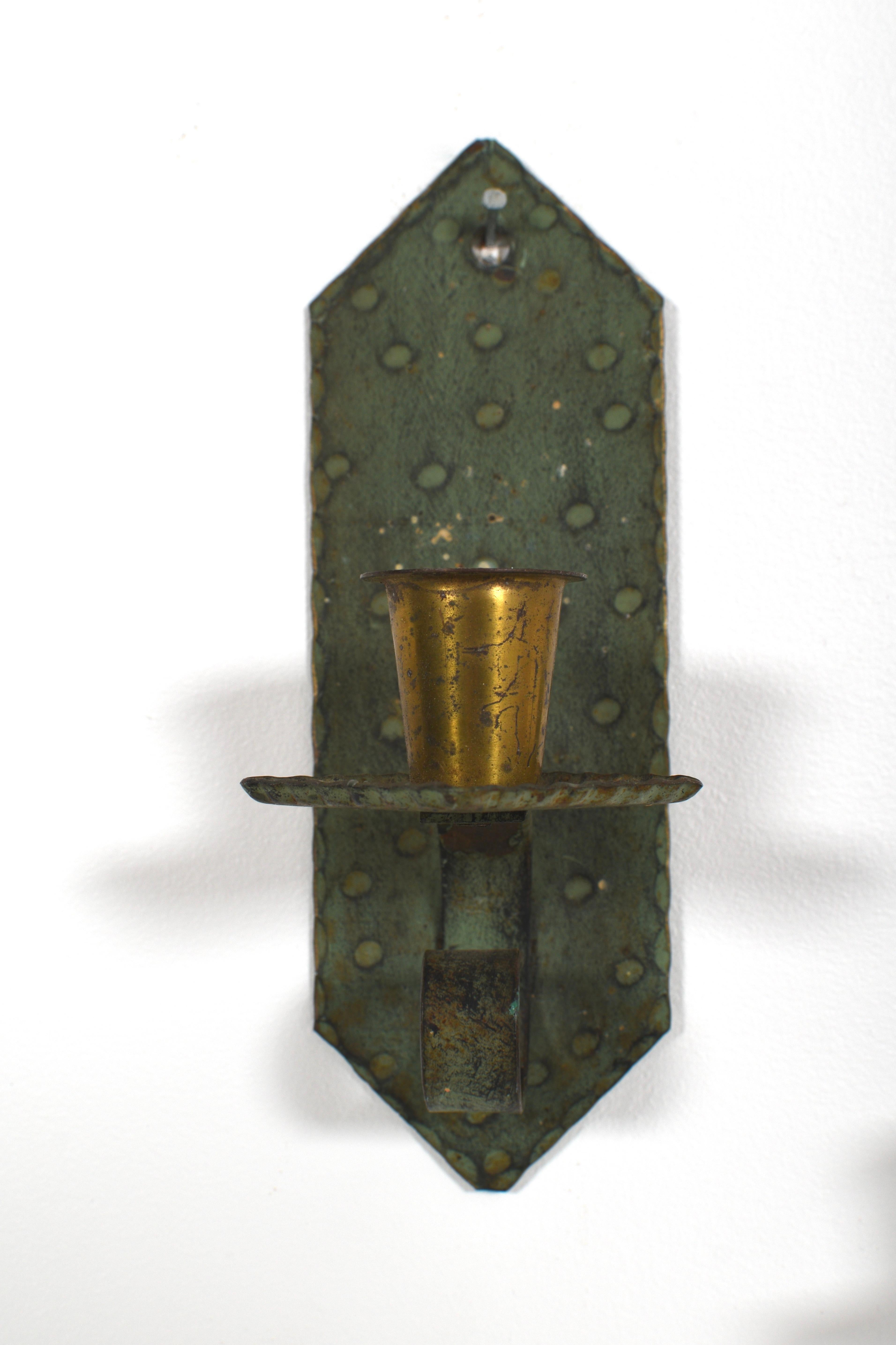 Paar schwedische Kerzenleuchter aus handgehämmertem Kupfer und Messing, 1930er Jahre (Mitte des 20. Jahrhunderts) im Angebot