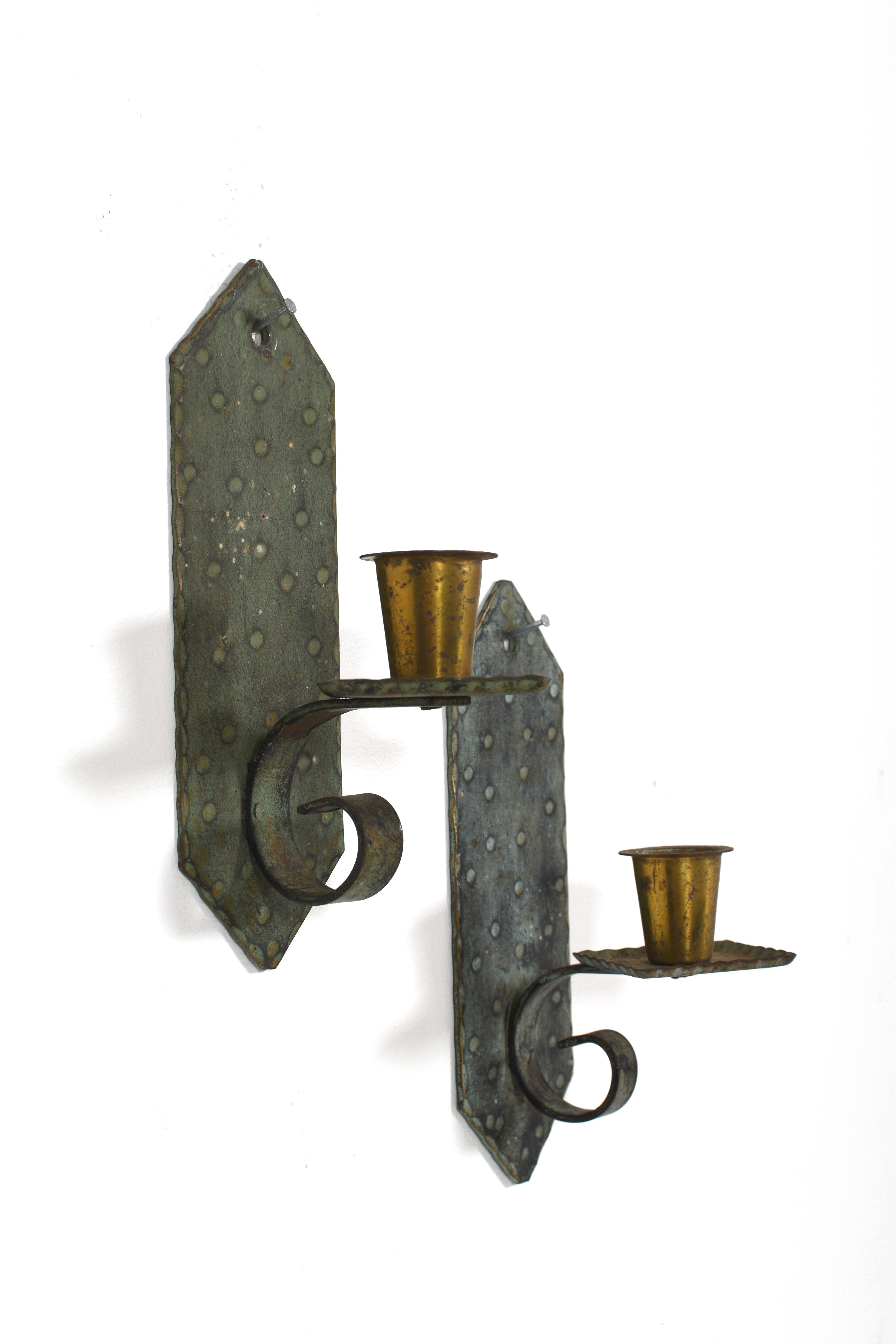 Paar schwedische Kerzenleuchter aus handgehämmertem Kupfer und Messing, 1930er Jahre im Angebot 1