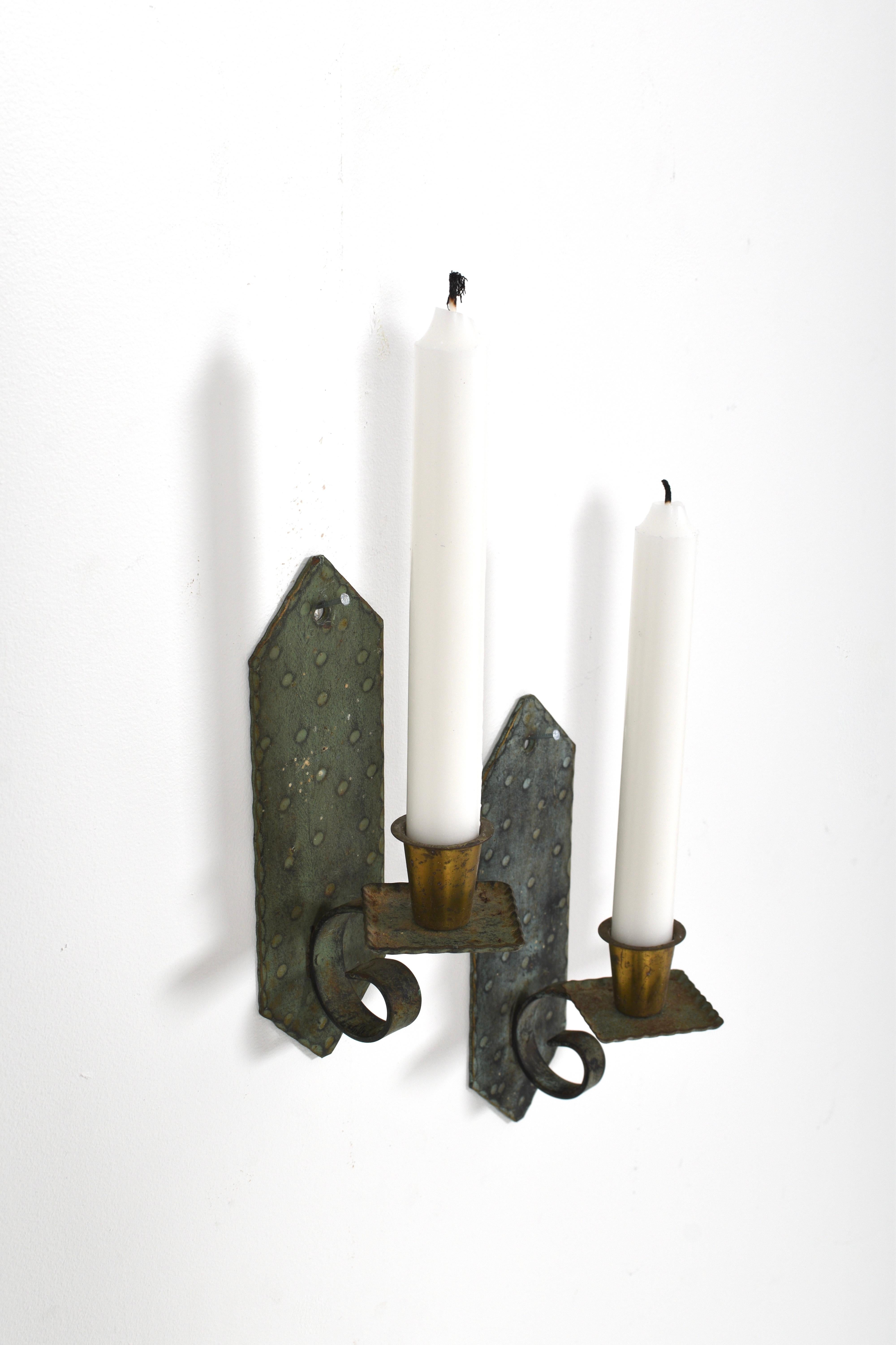 Paar schwedische Kerzenleuchter aus handgehämmertem Kupfer und Messing, 1930er Jahre im Angebot 2