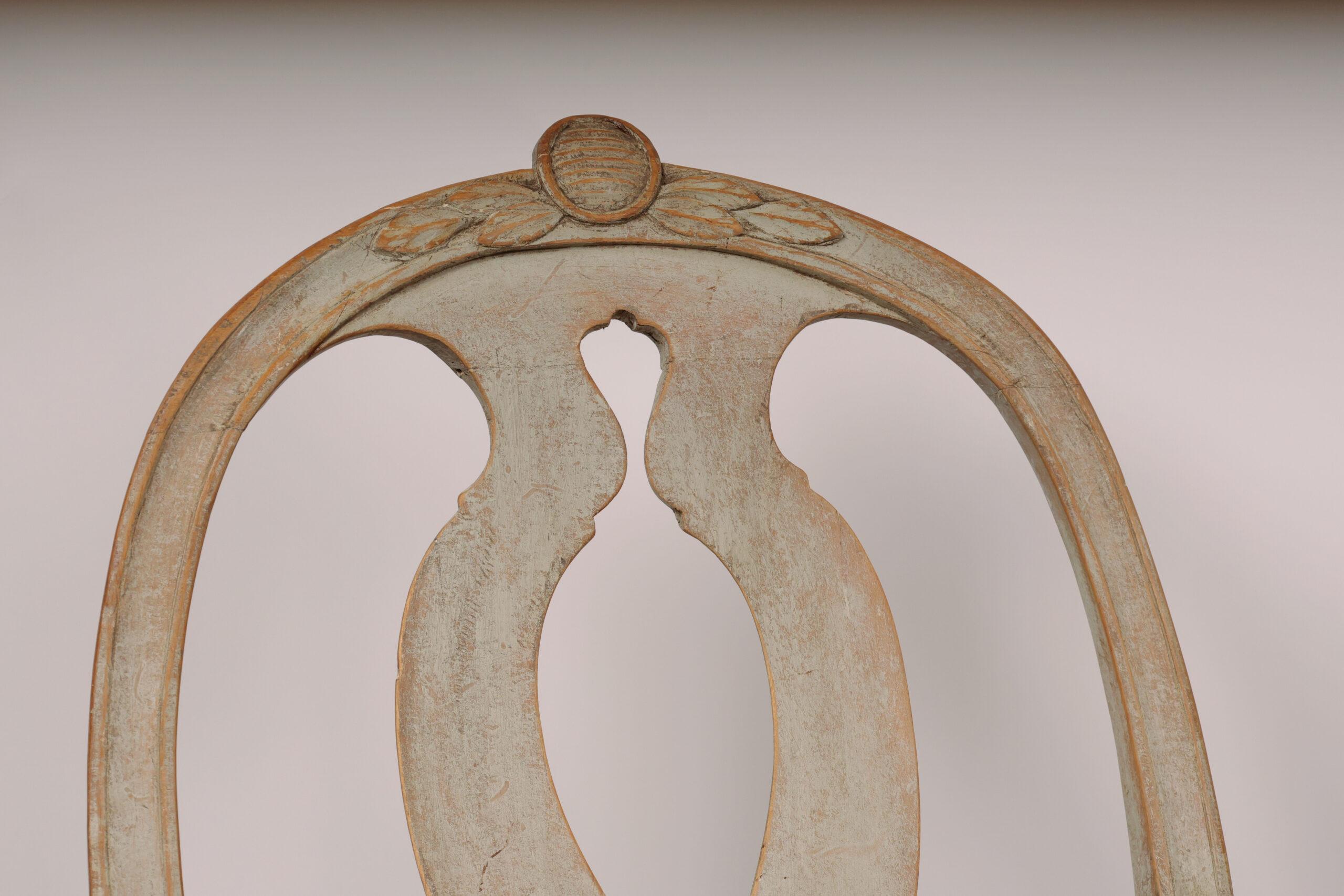 Una coppia di sedie con struttura svedese di alta classe. Firmato Johan Eric Höglander (Svezia, 1750-1813) e con il sigillo del fabbricante di sedie di Stoccolma. Le sedie hanno un colore originale grigio perla. Le sculture in legno delle poltrone