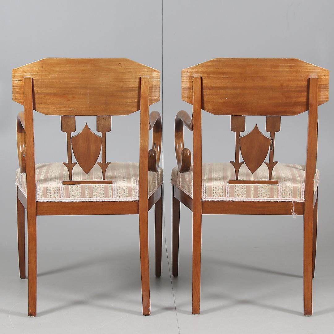 Sculpted and hardwood Karl Johan armchairs, early part of the 19th century.
Scratches, marks, stains,
Complete restoration with new upholstery on request possible.