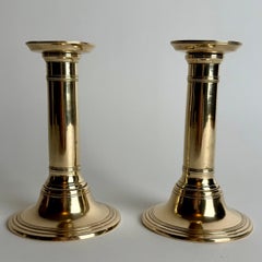 Coppia di candelieri svedesi in ottone tardo-gustaviani, inizio XIX secolo