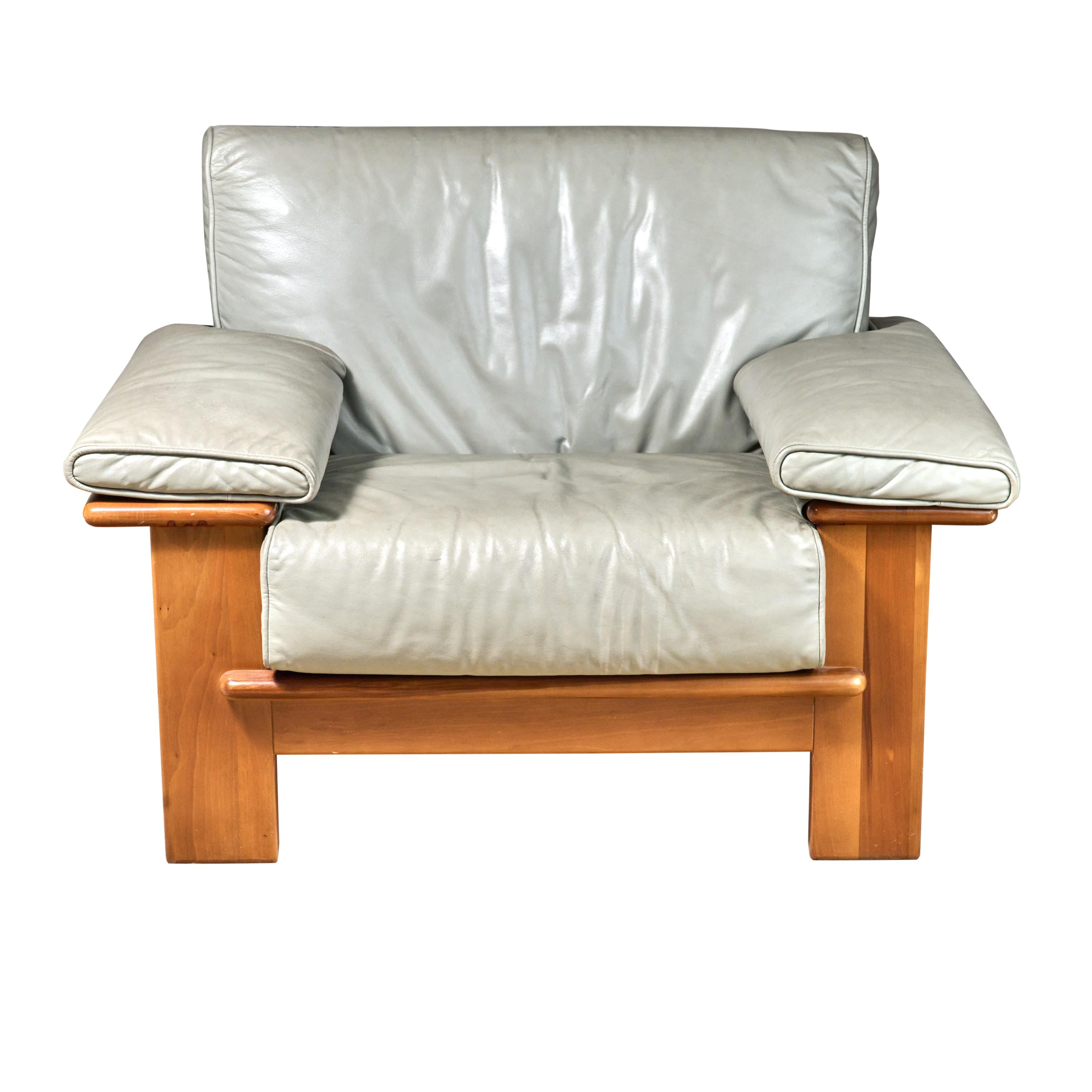 Paire de chaises en cuir et bois du milieu du siècle dernier. Un design/One de grande qualité. Merveilleuse et rare couleur.
