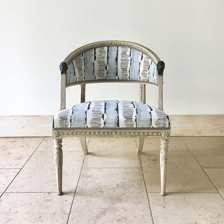 Pair of Swedish Lion Head Chairs, circa 1800 In Good Condition For Sale In London, GB