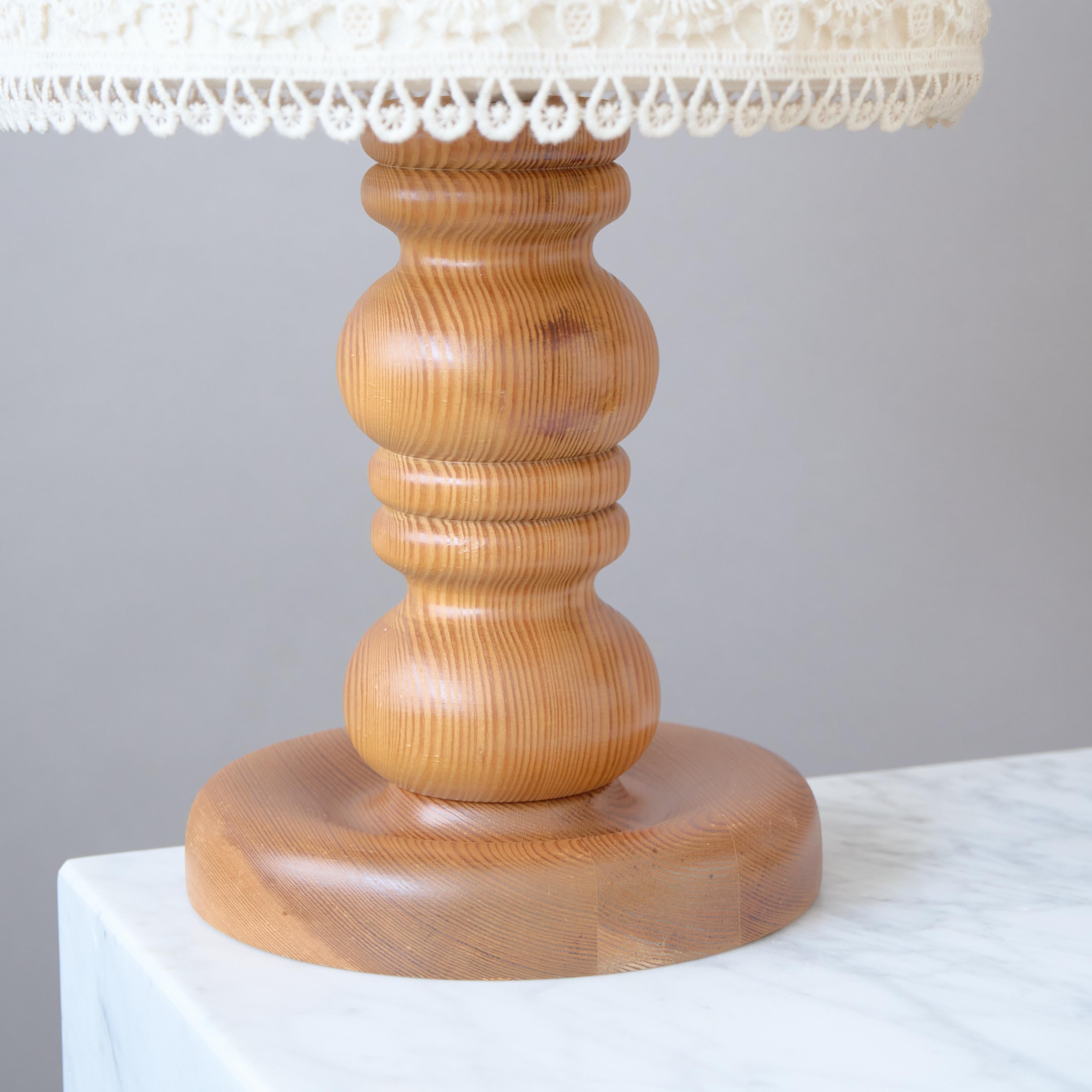 Pair of Swedish Markslöjd Pine Wood Table Lamps w. Original Fabric Shades, 1970s In Good Condition For Sale In Malmö, SE