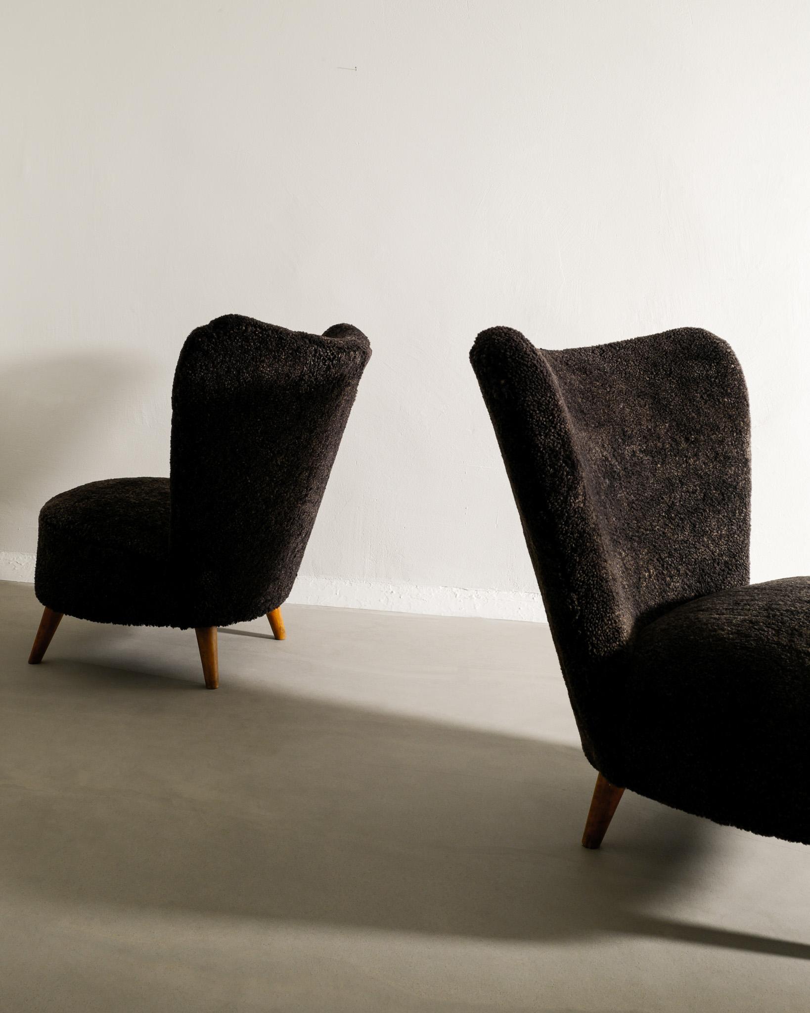 Suédois Paire de fauteuils suédois du milieu du siècle dernier sans accoudoirs en peau de mouton produites, années 1940  en vente
