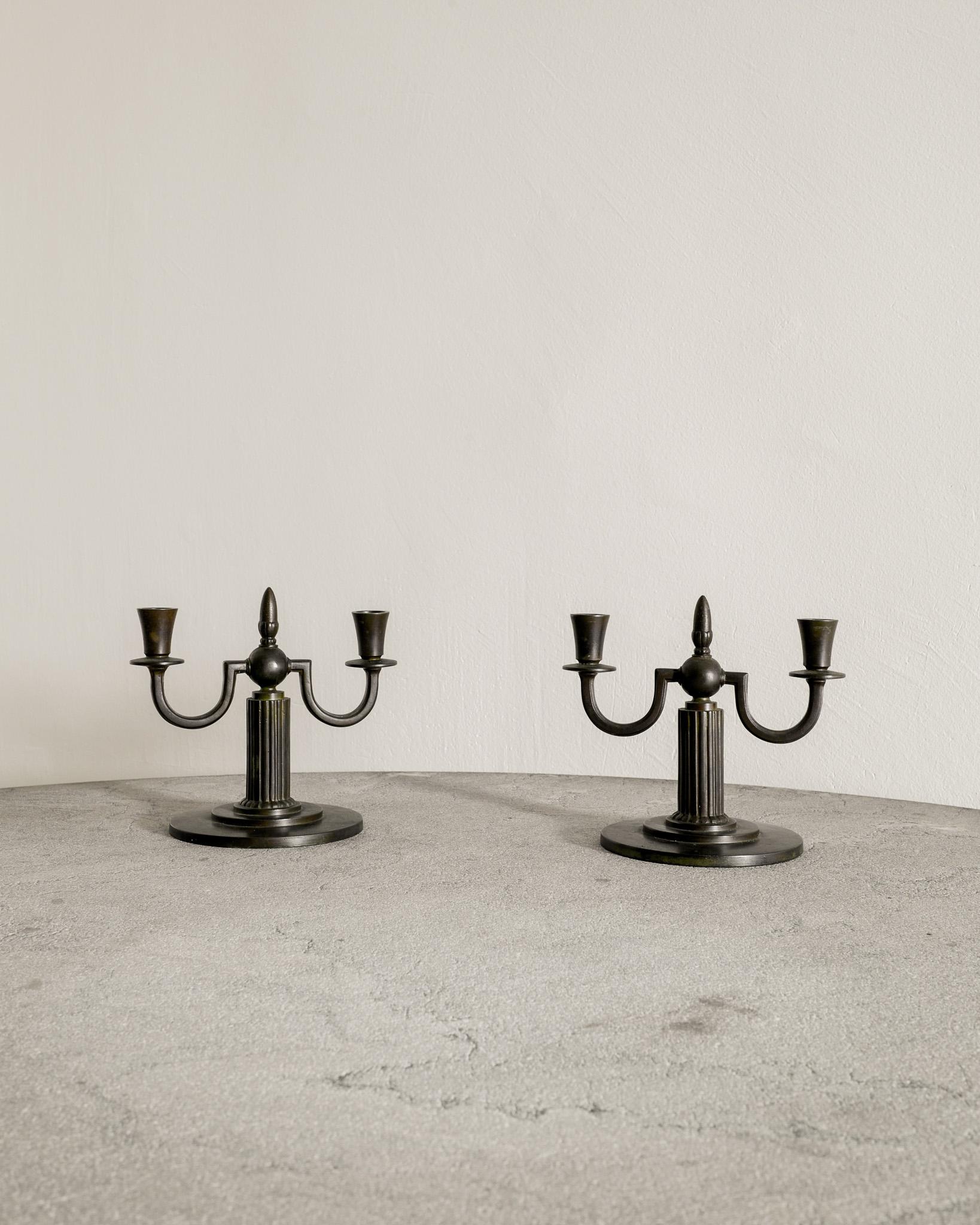 Svedese Coppia di candelabri decorativi svedesi in bronzo della metà del secolo scorso di GAB Sweden, 1930 in vendita