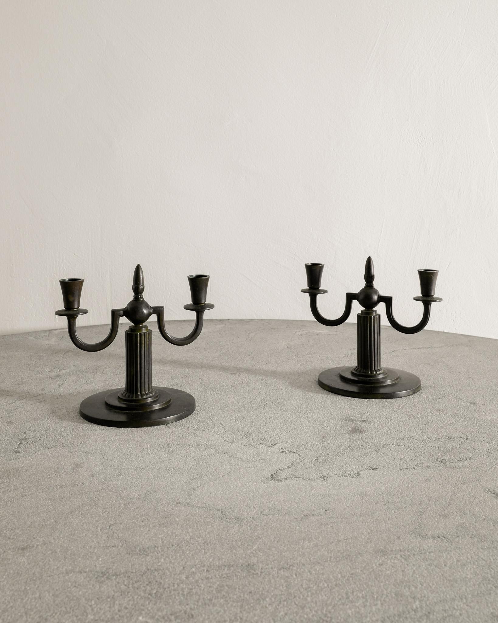 Rara coppia di candelabri decorativi Greene & Greene in bronzo patinato verde prodotti da GAB (Svenska Guldsmedsaktiebolaget) Svezia, anni '30. In buone condizioni originali e corrispondenti. Timbrata e datata sotto la base. 

Dimensioni: H: 19 cm /