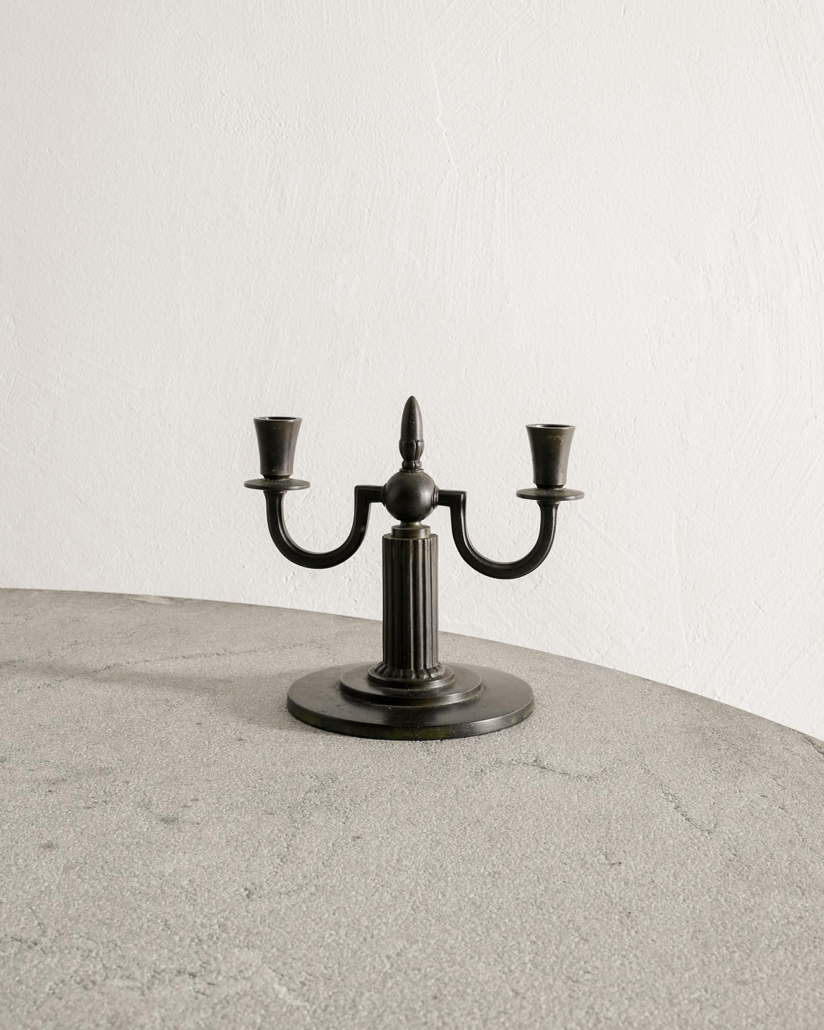 Scandinavo moderno Coppia di candelabri decorativi svedesi in bronzo della metà del secolo scorso di GAB Sweden, 1930 in vendita