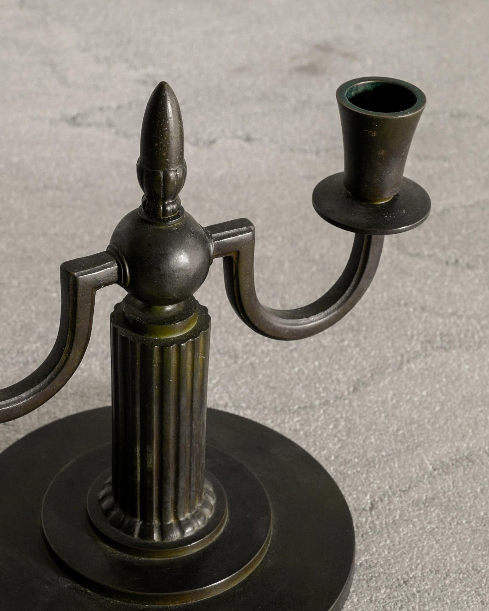 Coppia di candelabri decorativi svedesi in bronzo della metà del secolo scorso di GAB Sweden, 1930 In condizioni buone in vendita a Stockholm, SE