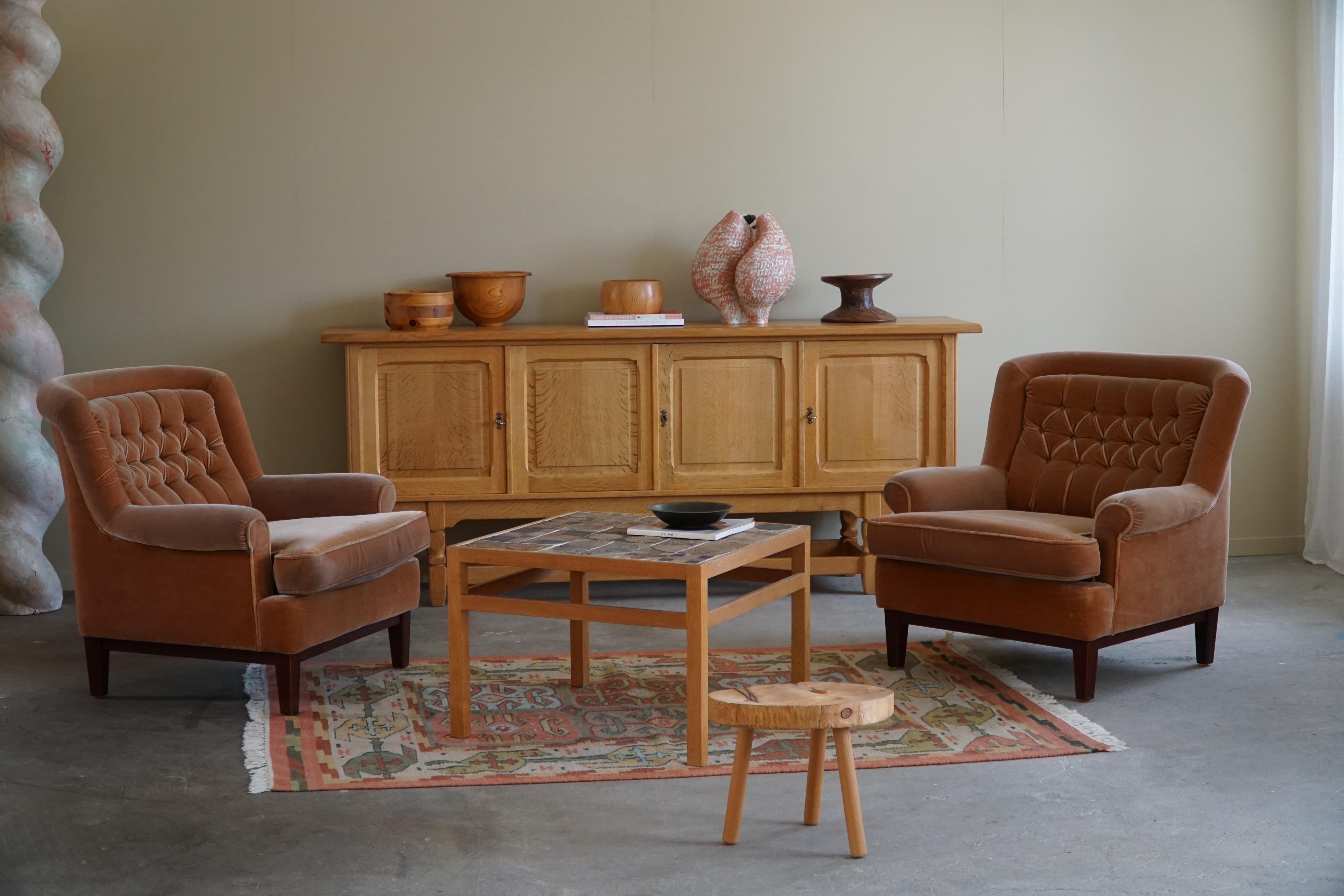 A charming and comfortable pair of lounge chairs with some beautiful curves. Original fabric in beautiful red color velvet which complements the identity of the chairs. Made in the 1960s by Ulferts Möbler in Sweden, attributed to Lennart Bender. 