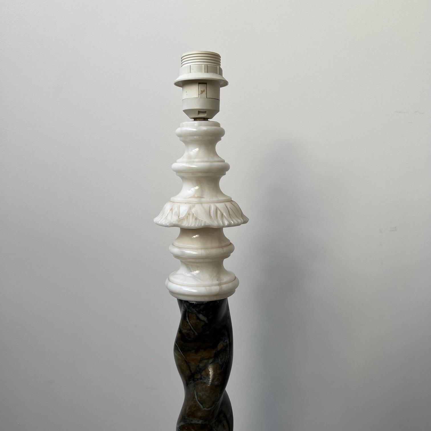 Una coppia di lampade da terra in marmo della metà del secolo, forse precedenti. 

Svezia, anni '50 circa. 

Marmo bicolore. 

In buone condizioni, è stato ricablato e sottoposto a Test Test. 

Posizione: Galleria di Londra. 

Dimensioni: