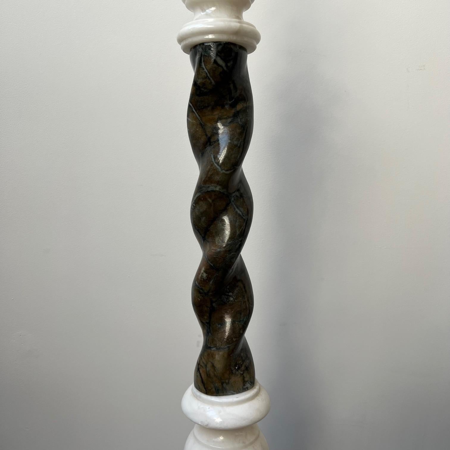 Svedese Coppia di lampade da terra svedesi in marmo della metà del secolo scorso in vendita