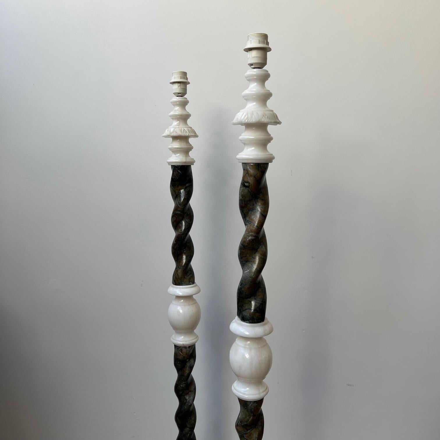 XX secolo Coppia di lampade da terra svedesi in marmo della metà del secolo scorso in vendita