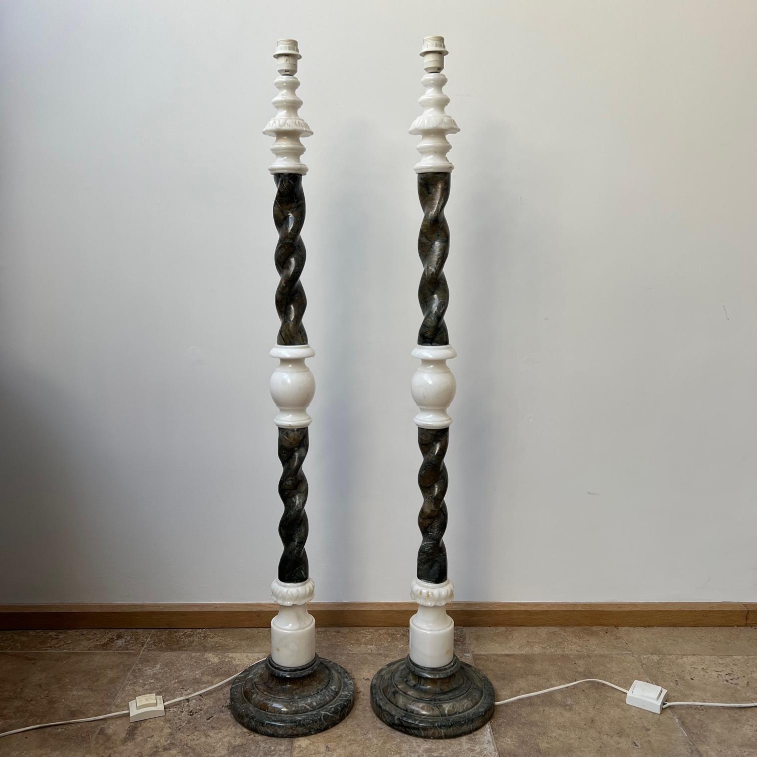 Coppia di lampade da terra svedesi in marmo della metà del secolo scorso in vendita 3