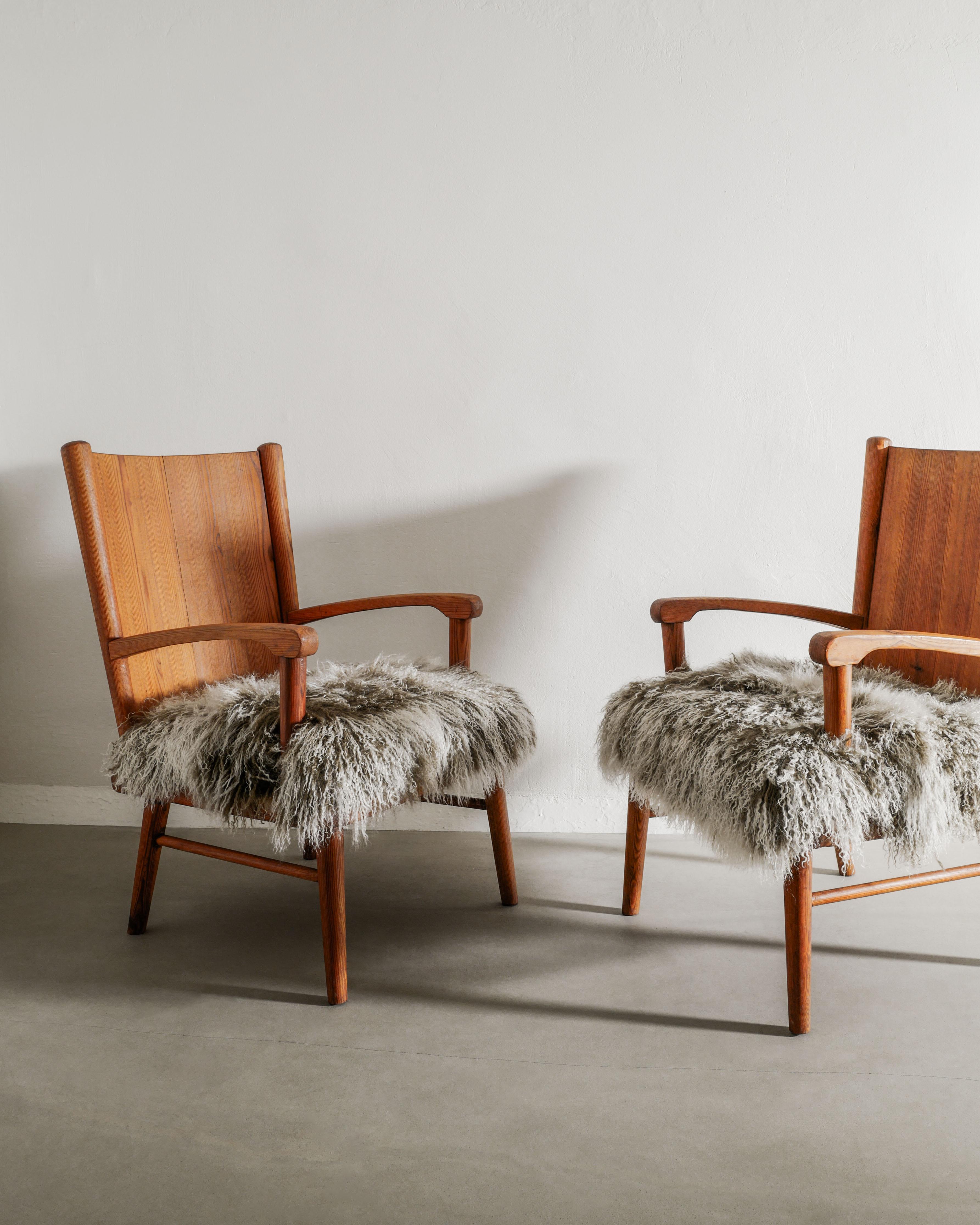 Pareja de sillones suecos modernos de mediados de siglo en madera de pino y piel de oveja, años 40 Escandinavo moderno en venta