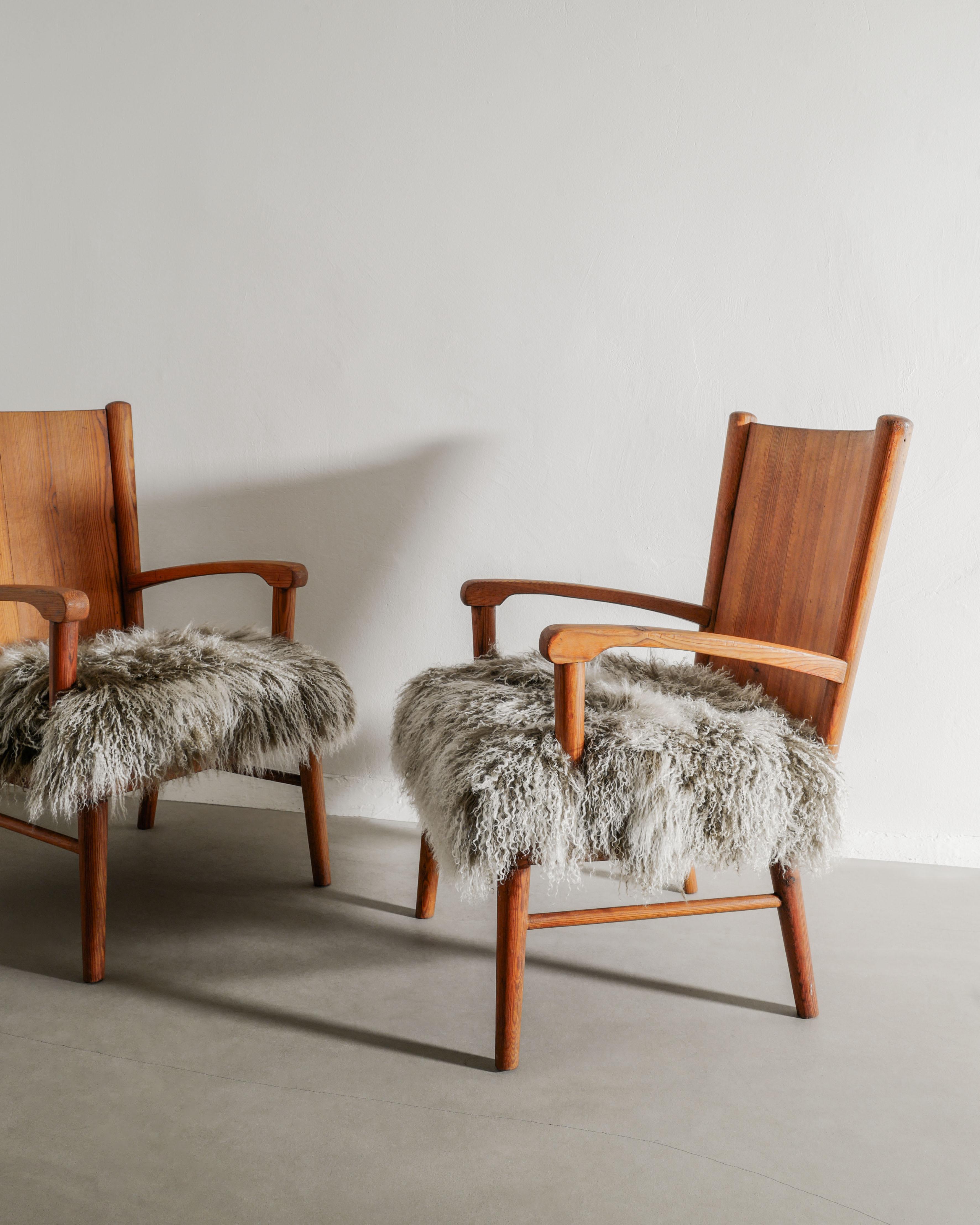 Pareja de sillones suecos modernos de mediados de siglo en madera de pino y piel de oveja, años 40 Sueco en venta