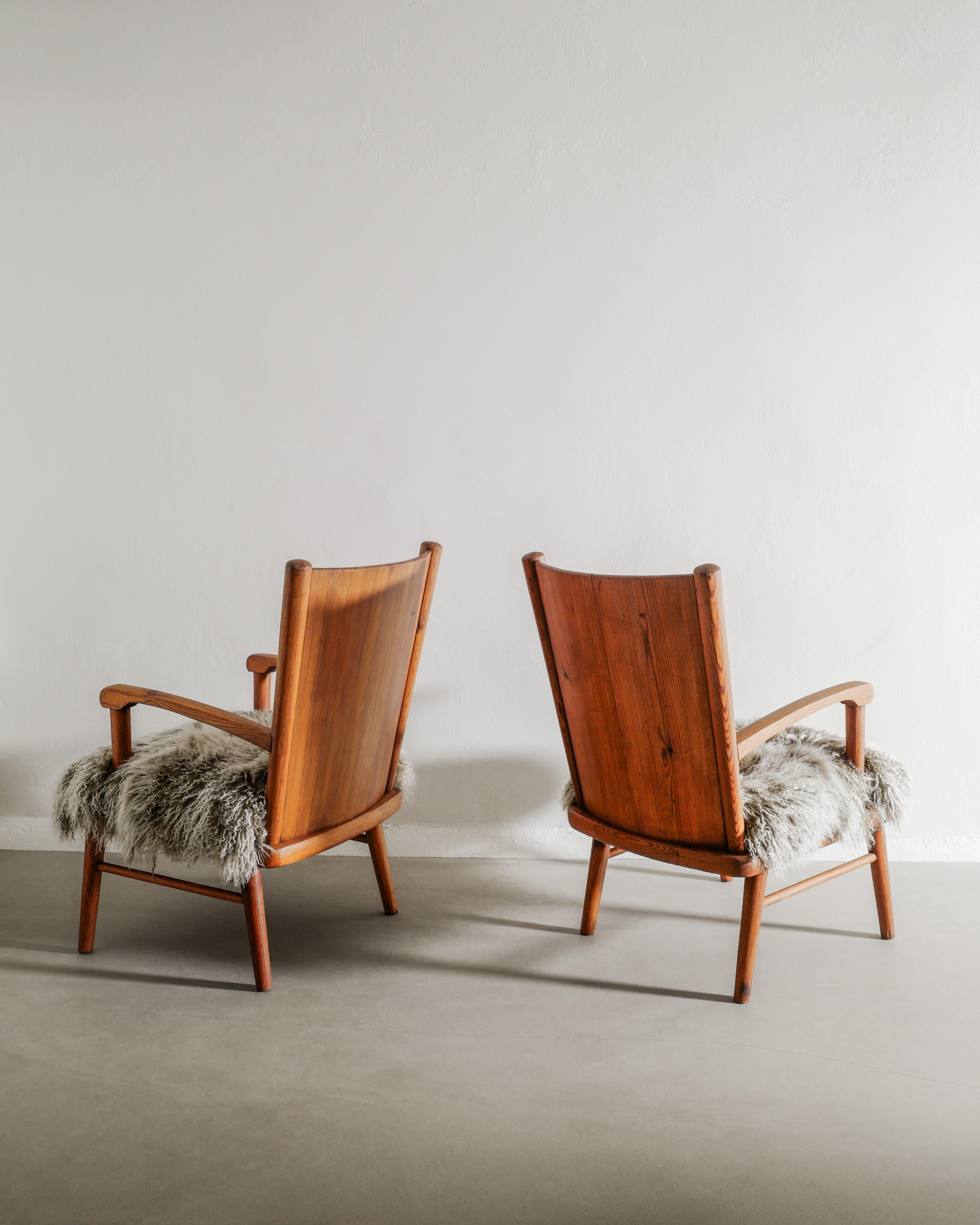 Pareja de sillones suecos modernos de mediados de siglo en madera de pino y piel de oveja, años 40 en Bueno estado para la venta en Stockholm, SE