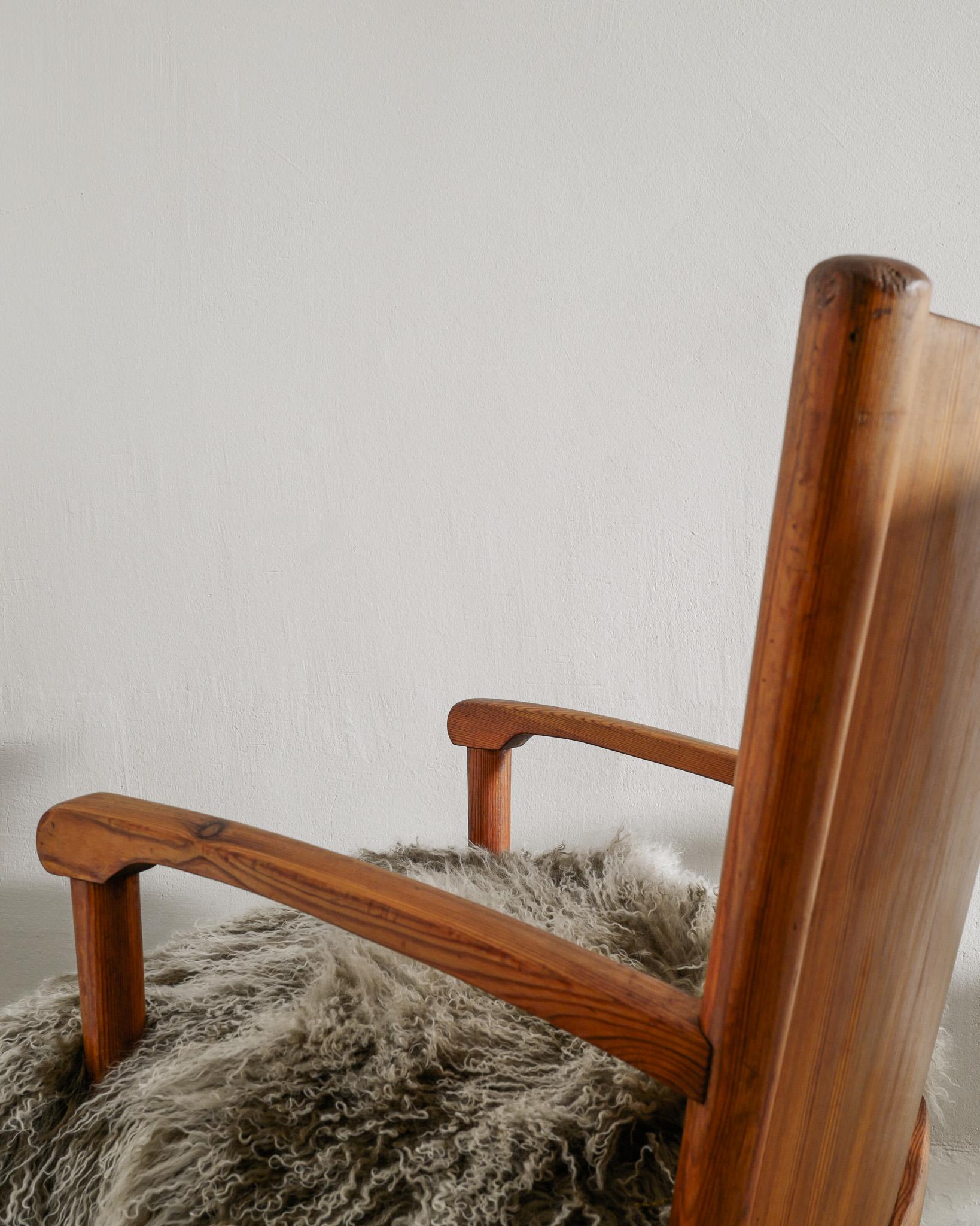 Pareja de sillones suecos modernos de mediados de siglo en madera de pino y piel de oveja, años 40 mediados del siglo XX en venta