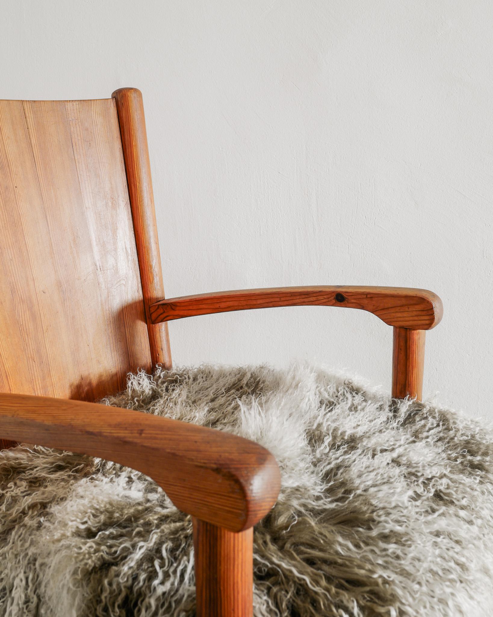 Pareja de sillones suecos modernos de mediados de siglo en madera de pino y piel de oveja, años 40 Piel de carnero en venta