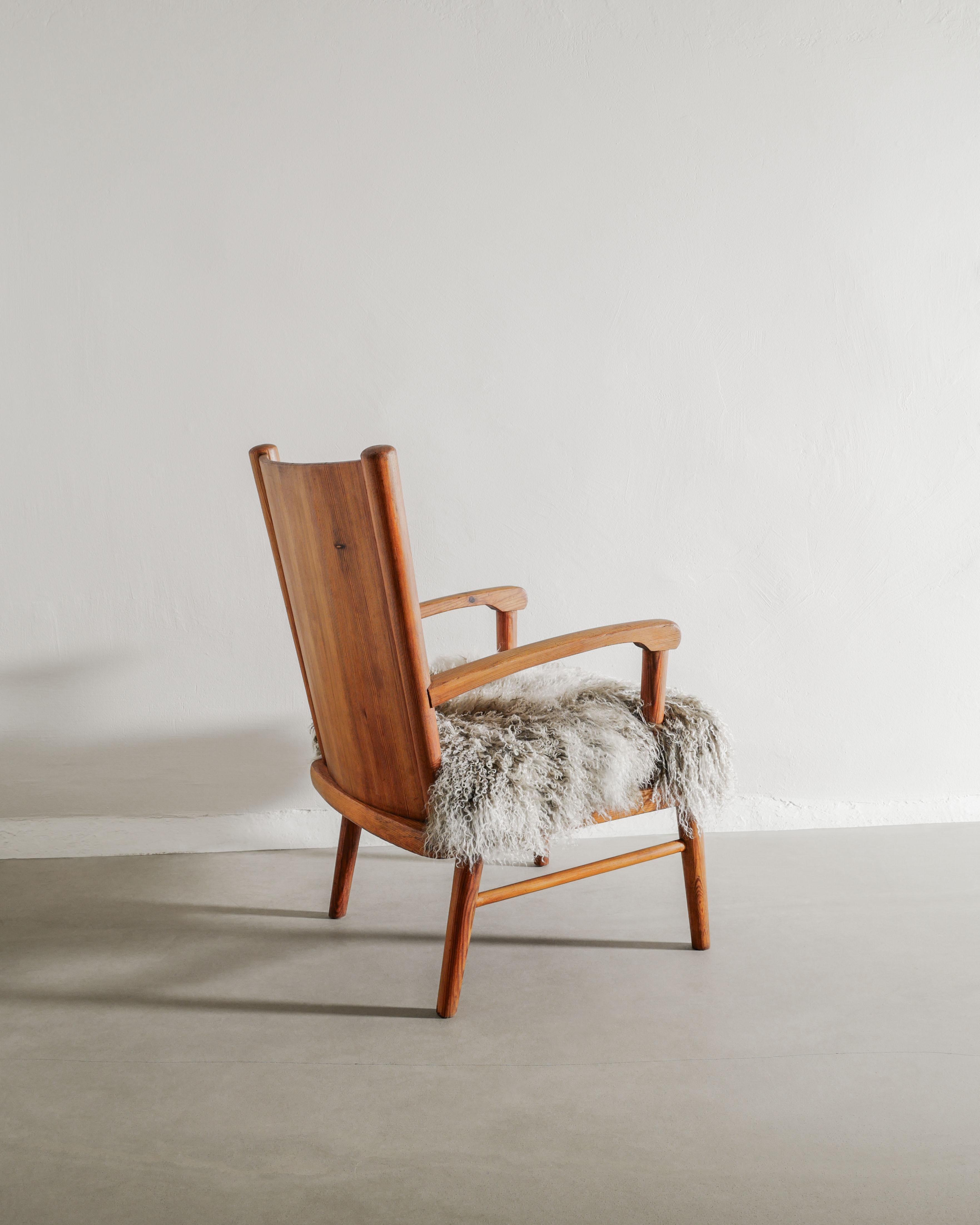Pareja de sillones suecos modernos de mediados de siglo en madera de pino y piel de oveja, años 40 en venta 1