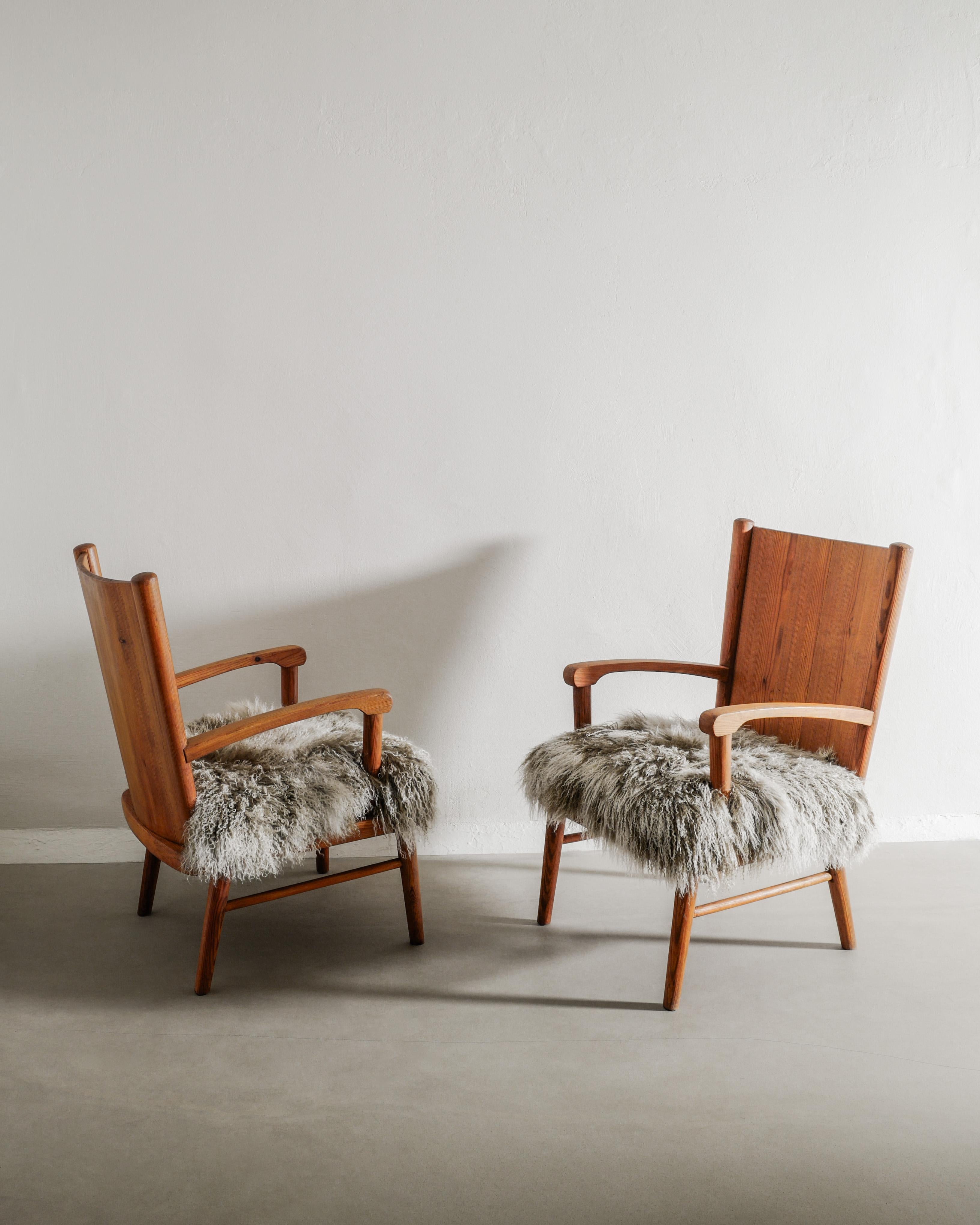 Pareja de sillones suecos modernos de mediados de siglo en madera de pino y piel de oveja, años 40 en venta 2