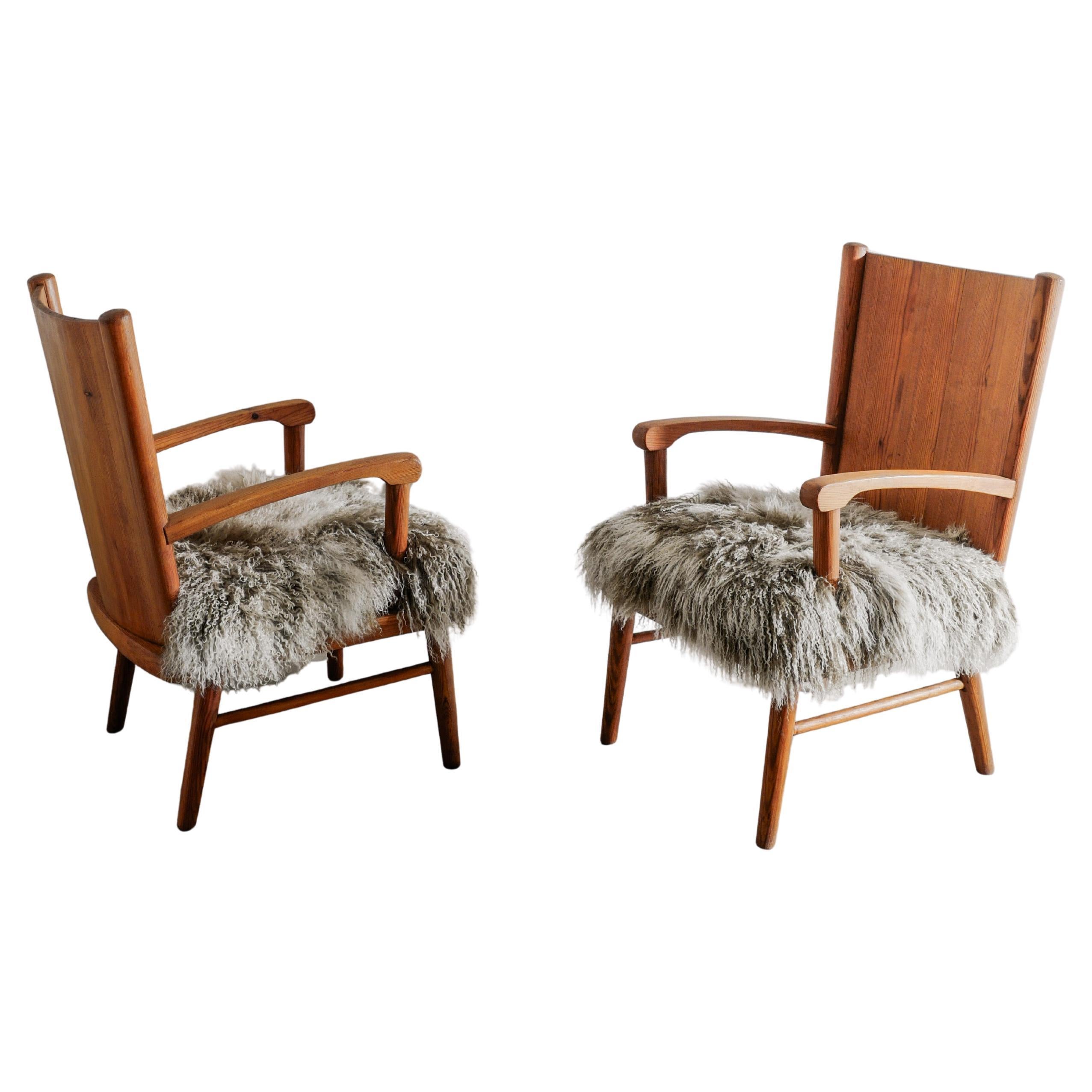 Pareja de sillones suecos modernos de mediados de siglo en madera de pino y piel de oveja, años 40 en venta
