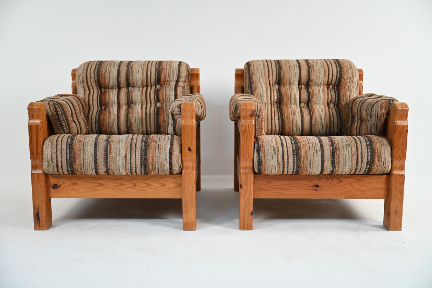 Pair of Swedish Mid-Century Pine Lounge Chairs In Good Condition In Norwalk, CT