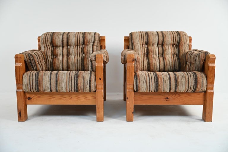 Pair of Swedish Mid-Century Pine Lounge Chairs In Good Condition For Sale In Norwalk, CT