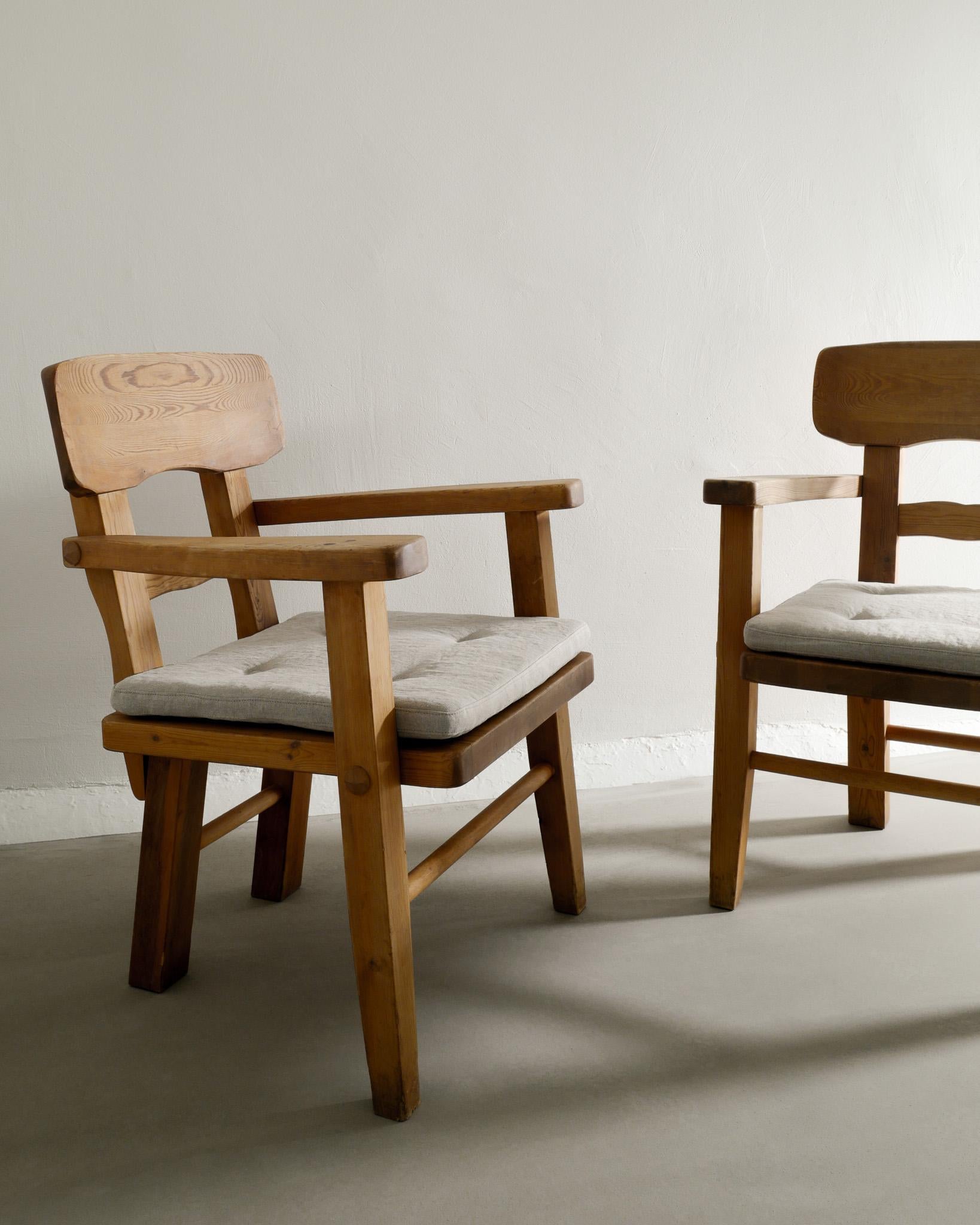 Rare paire de fauteuils en bois brutaliste suédois du milieu du siècle, en pin, produite par Vemdalia, Suède, années 1970. En bon état d'origine avec des coussins en lin neufs. 

Dimensions : H : 85 cm / 33.50