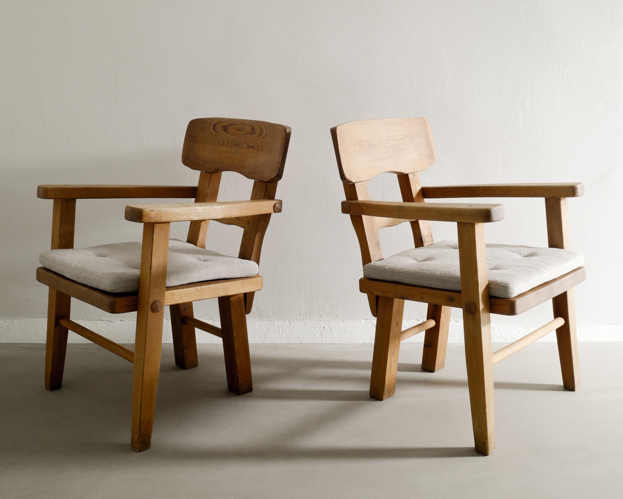 Suédois Paire de fauteuils suédois en pin du milieu du siècle dernier, produits par Vemdalia, 1970 en vente