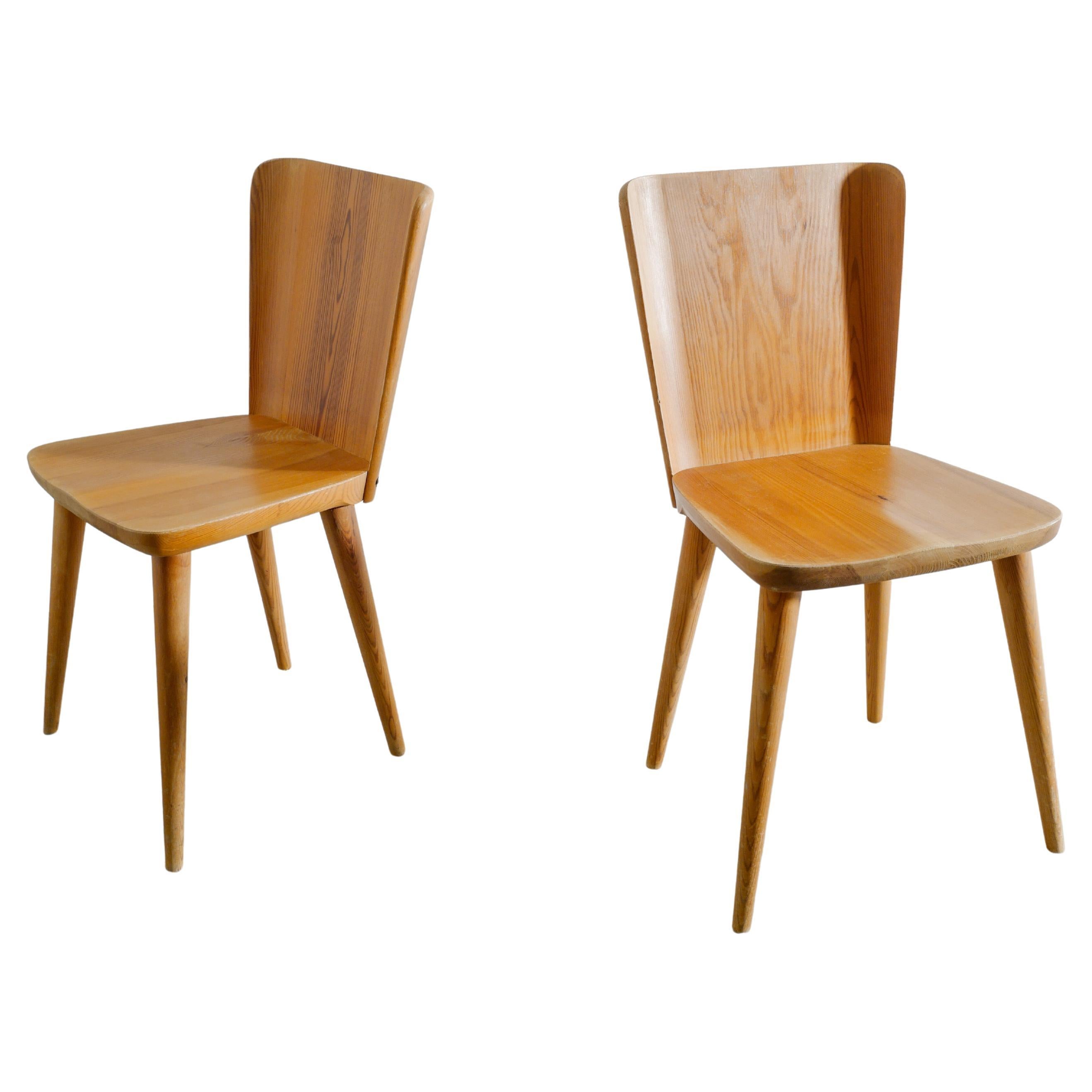 Coppia di sedie da pranzo in legno svedesi del Mid Century di Göran Malmvall, anni '40 in vendita