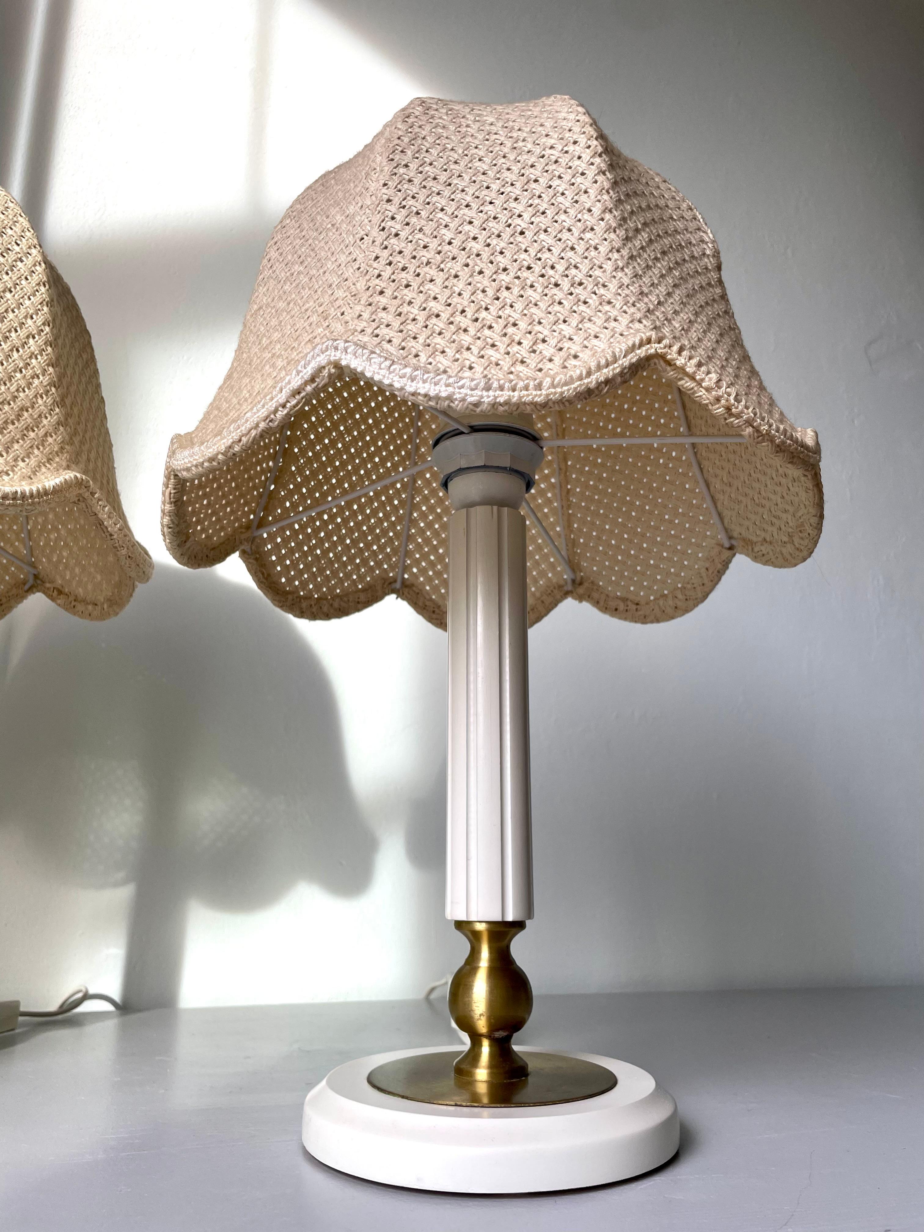 Bois Lampes de table suédoises Markslöjd, blanc et laiton, années 1980 en vente