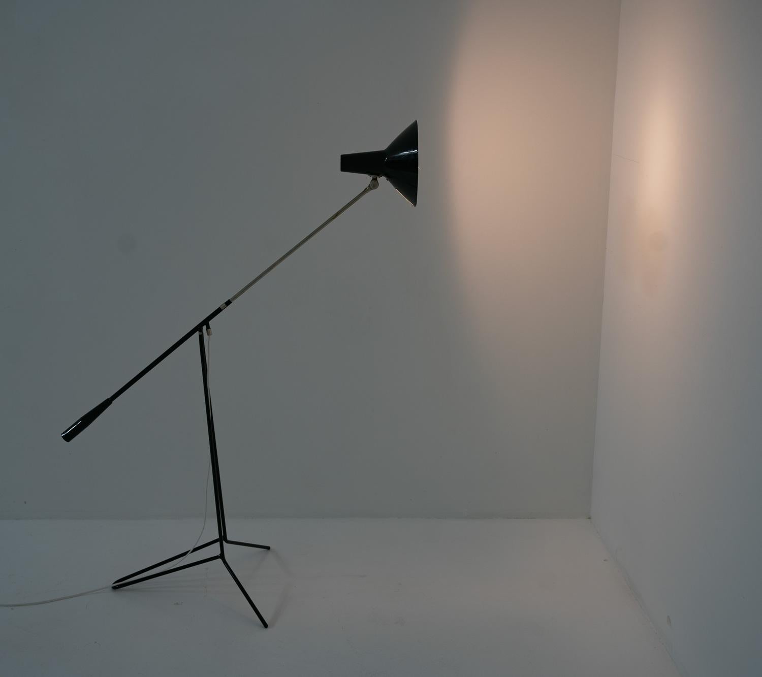 Paire de lampadaires suédois du milieu du siècle dernier, modèle E1780 par ASEA en vente 3
